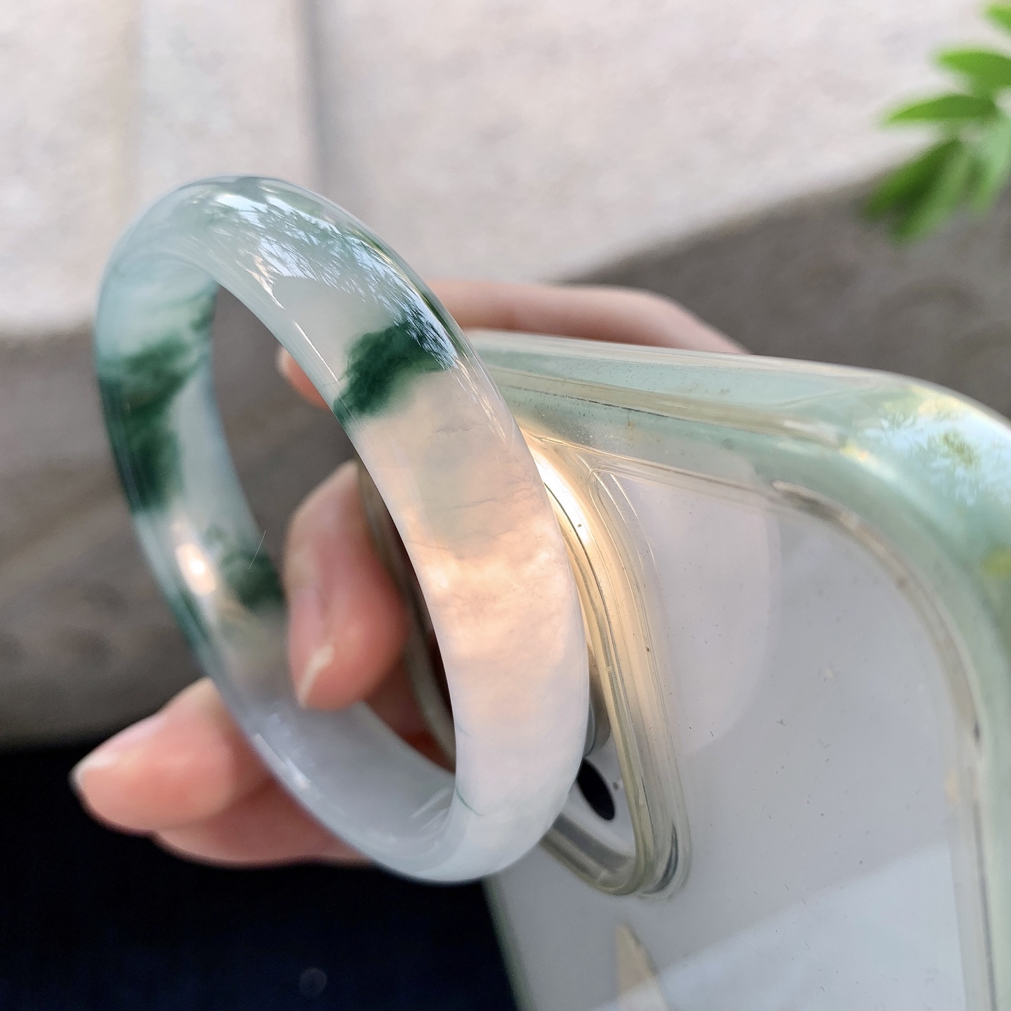 贵妃53 54【圈口】54.4/48.7/12/6.4【编码】A1012057【描述】冰糯飘花，水润，种老，细腻，打灯有絮线