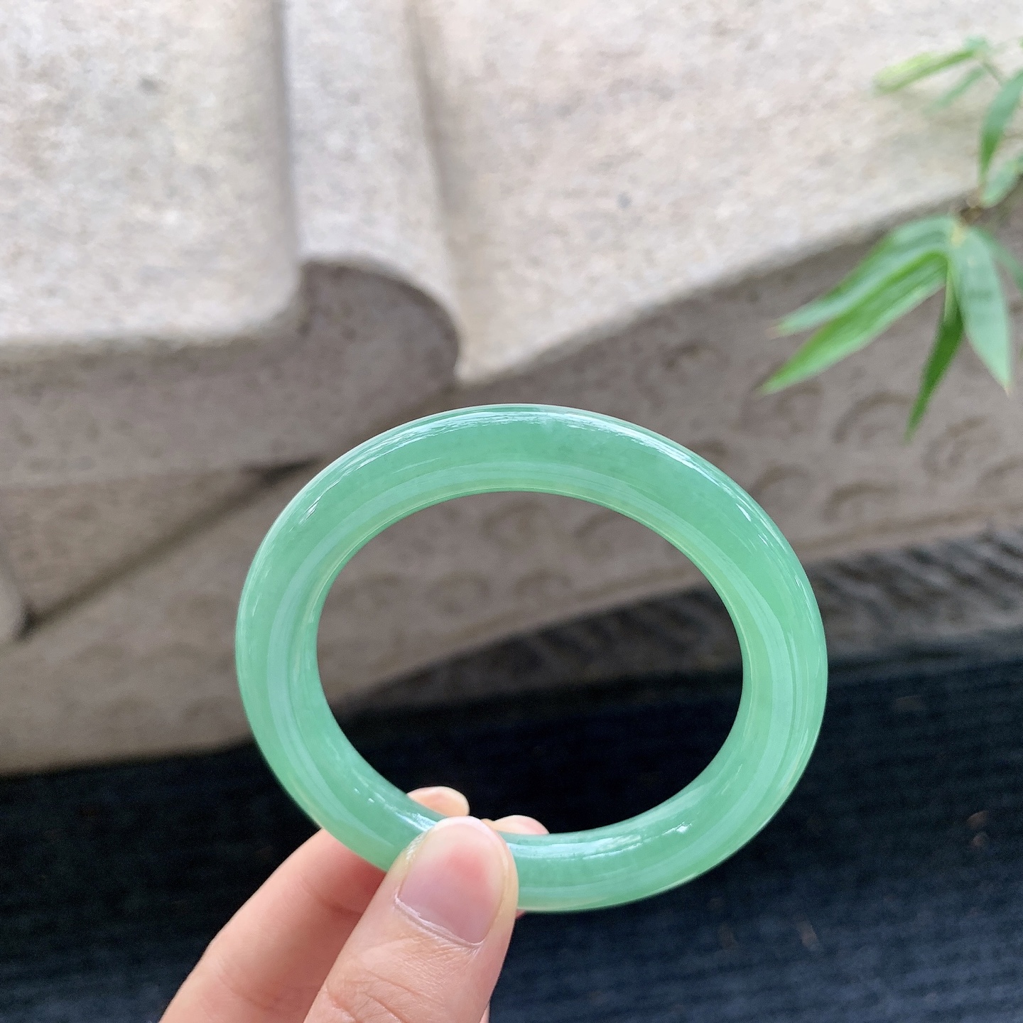 圆条51 52【圈口】52.8/9.8/9.7【编码】FL040367【描述】满绿，水润，种老，有纹线