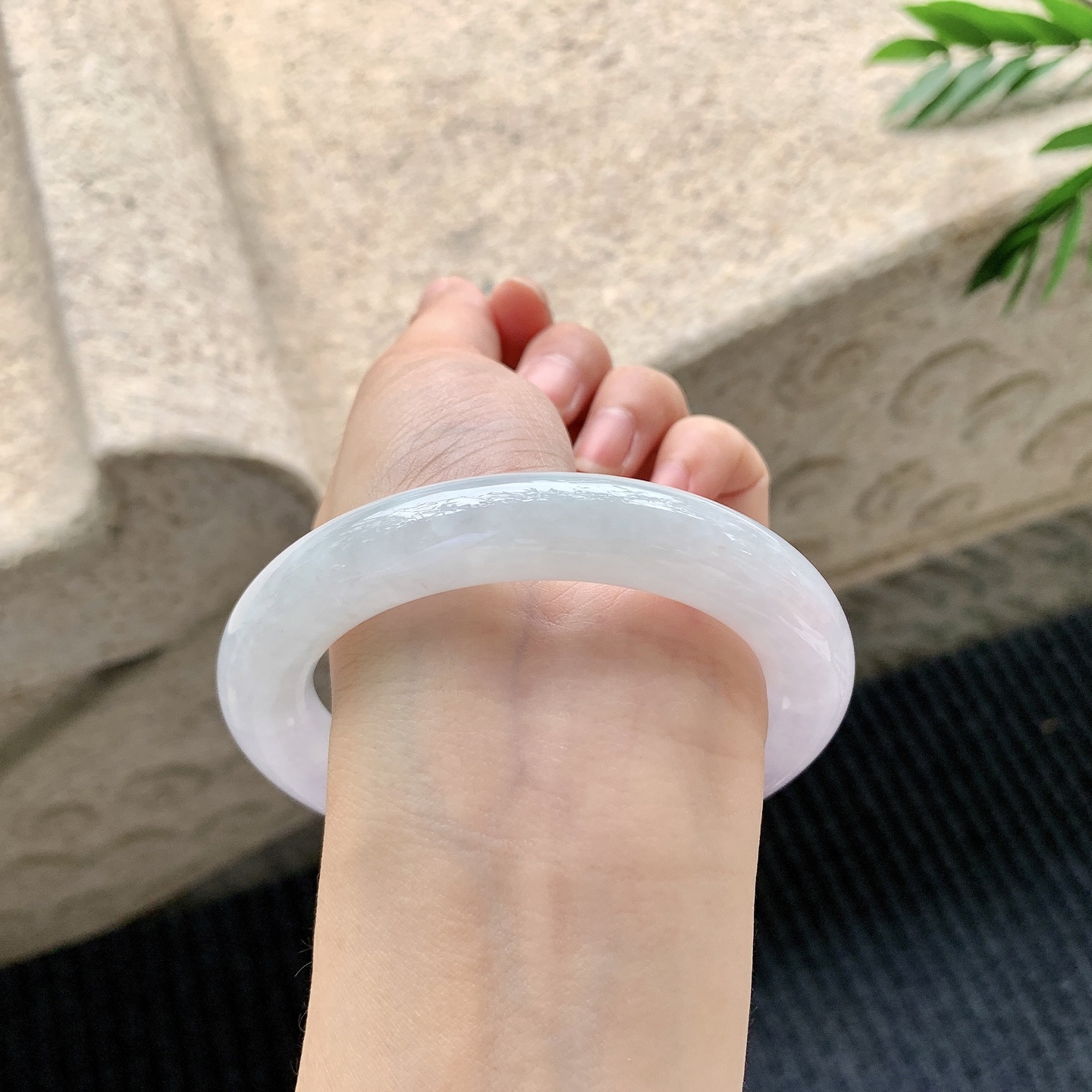 圆条57 58【圈口】58.7/12/11.8【编码】BA040909【描述】糯冰艳紫，水润，种老，细腻，有纹线