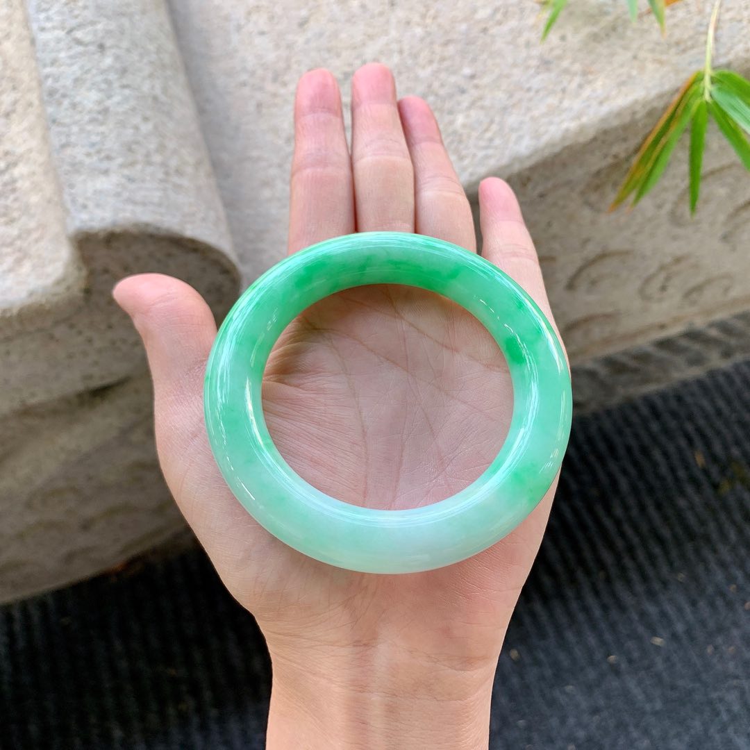 圆条53 54【圈口】54/11.4/11.7【编码】BA040580【描述】阳绿，水润，种老，细腻，有纹线