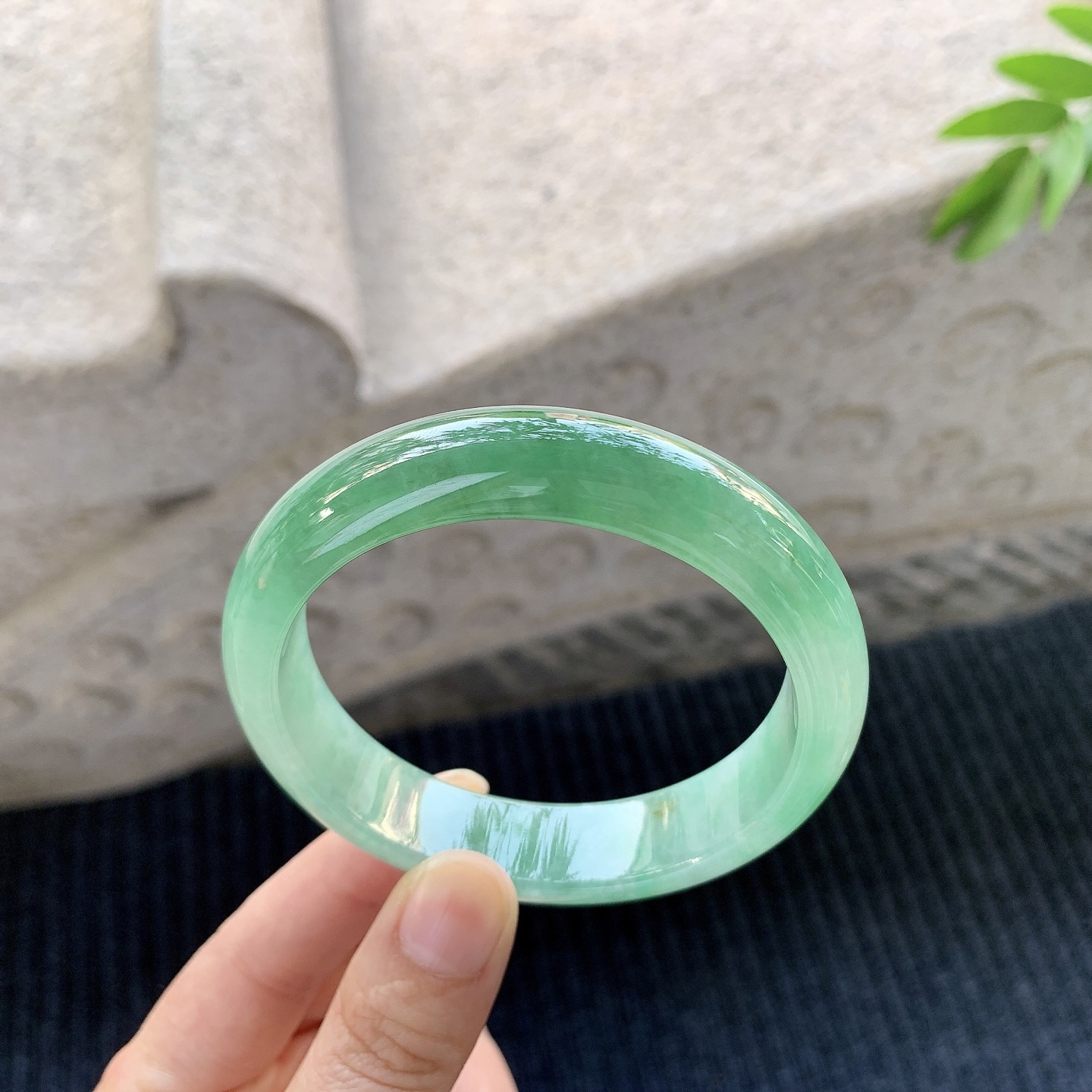 正圈58 59【圈口】59.2/13.8/8.3【万【编码】GF120611【描述】飘绿，水润，种老，细腻，打灯有絮线