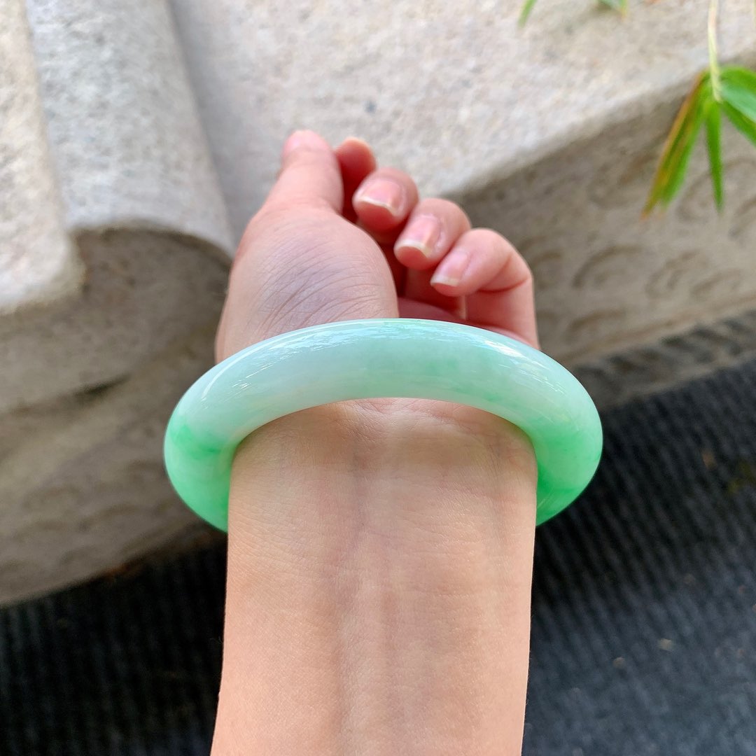 圆条53 54【圈口】54/11.4/11.7【编码】BA040580【描述】阳绿，水润，种老，细腻，有纹线