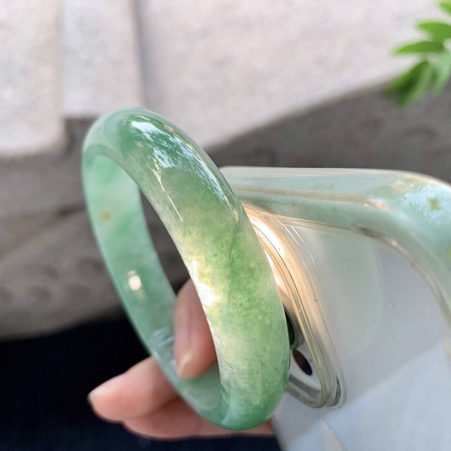 正圈58 59【圈口】59.2/13.8/8.3【万【编码】GF120611【描述】飘绿，水润，种老，细腻，打灯有絮线