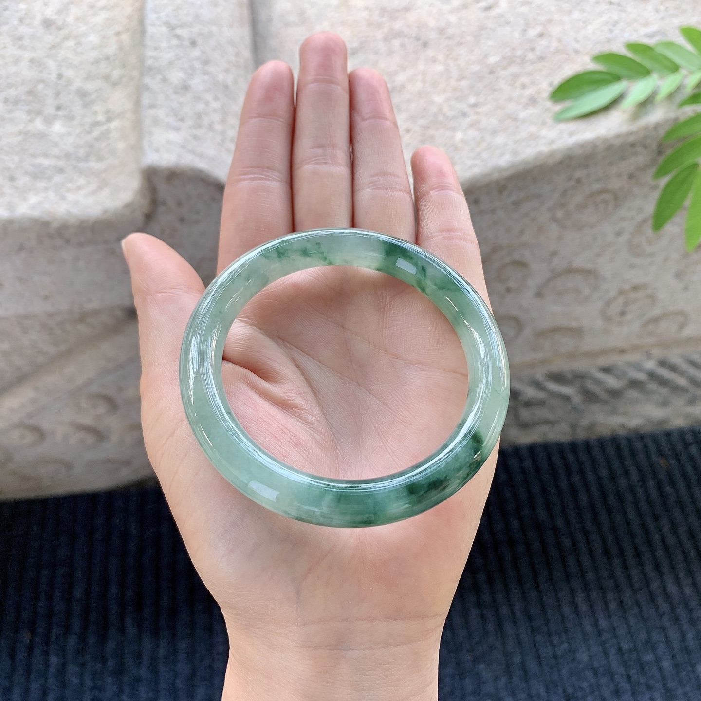 圆条54 55 【圈口】55/9/9 【编码】A1031168 【描述】冰糯飘花，水润，种老，细腻，无纹裂