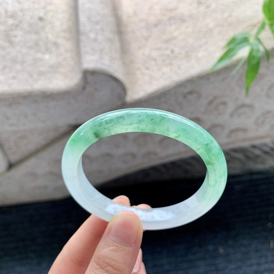 贵妃53 54 【圈口】56.2/49/9.7/7.7 【编码】FL052283 【描述】冰糯飘绿花，清透，水润，种老，细腻，打灯有纹线