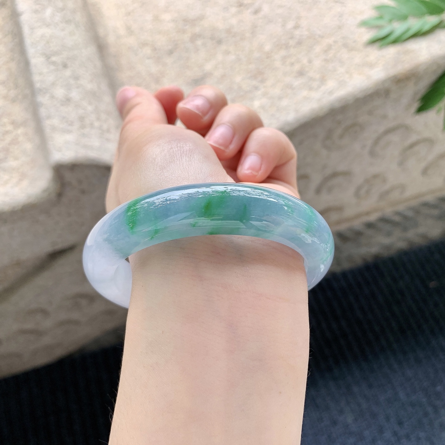 正圈57 58 【圈口】58.5/13.6/9.3 【编码】N2040929 【描述】糯冰椿彩，水润，种老，细腻，无纹裂