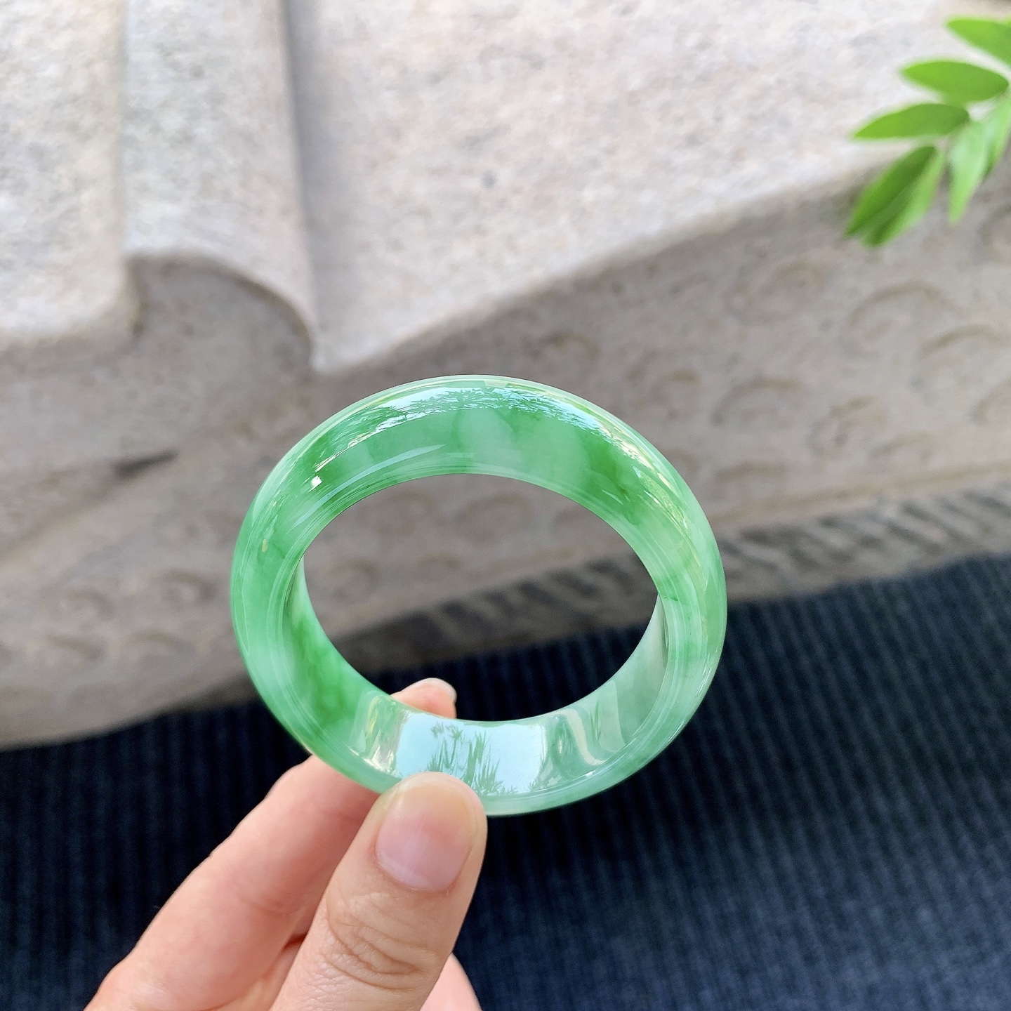 贵妃53 54【圈口】54.5/47.8/14.8/7.8【编码】A1010960【描述】辣绿，水润，种老，细腻，打灯有絮线