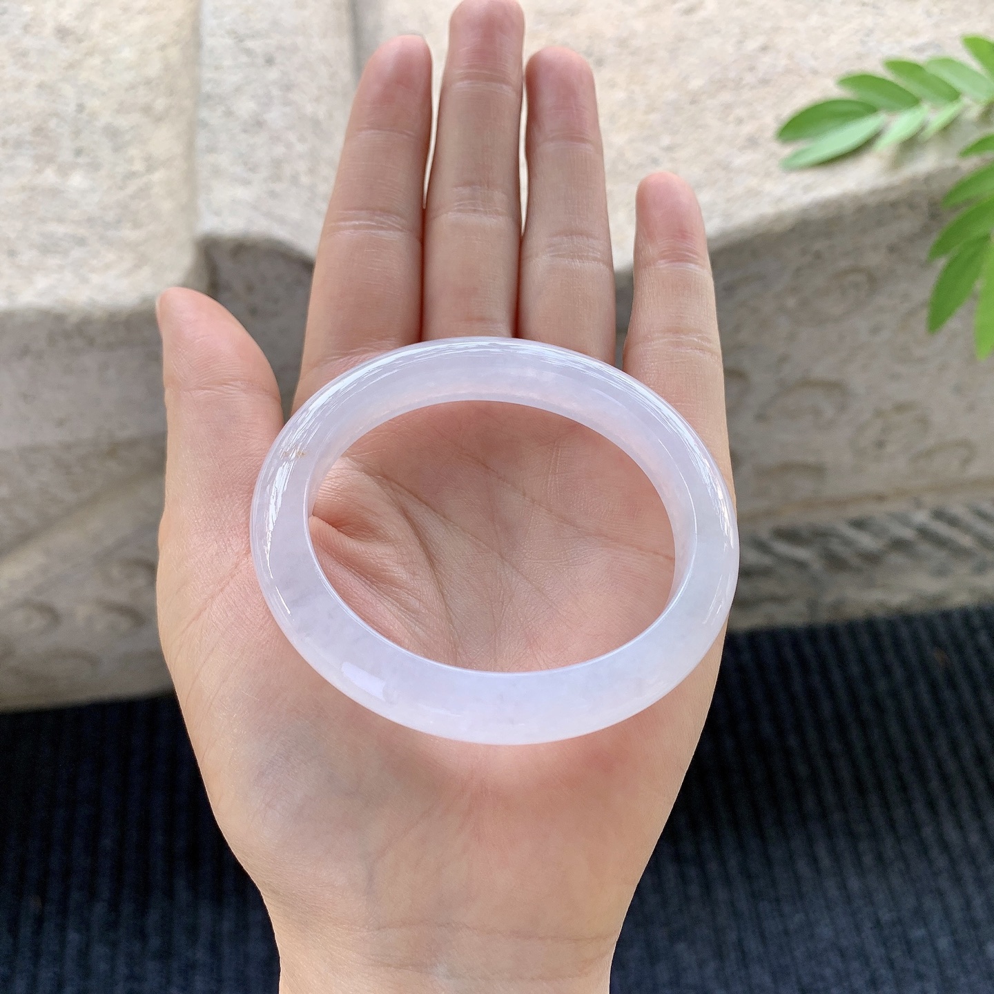 贵妃52 53 【圈口】53.5/47/10.3/8.2 【编码】BA031277 【描述】糯冰底色