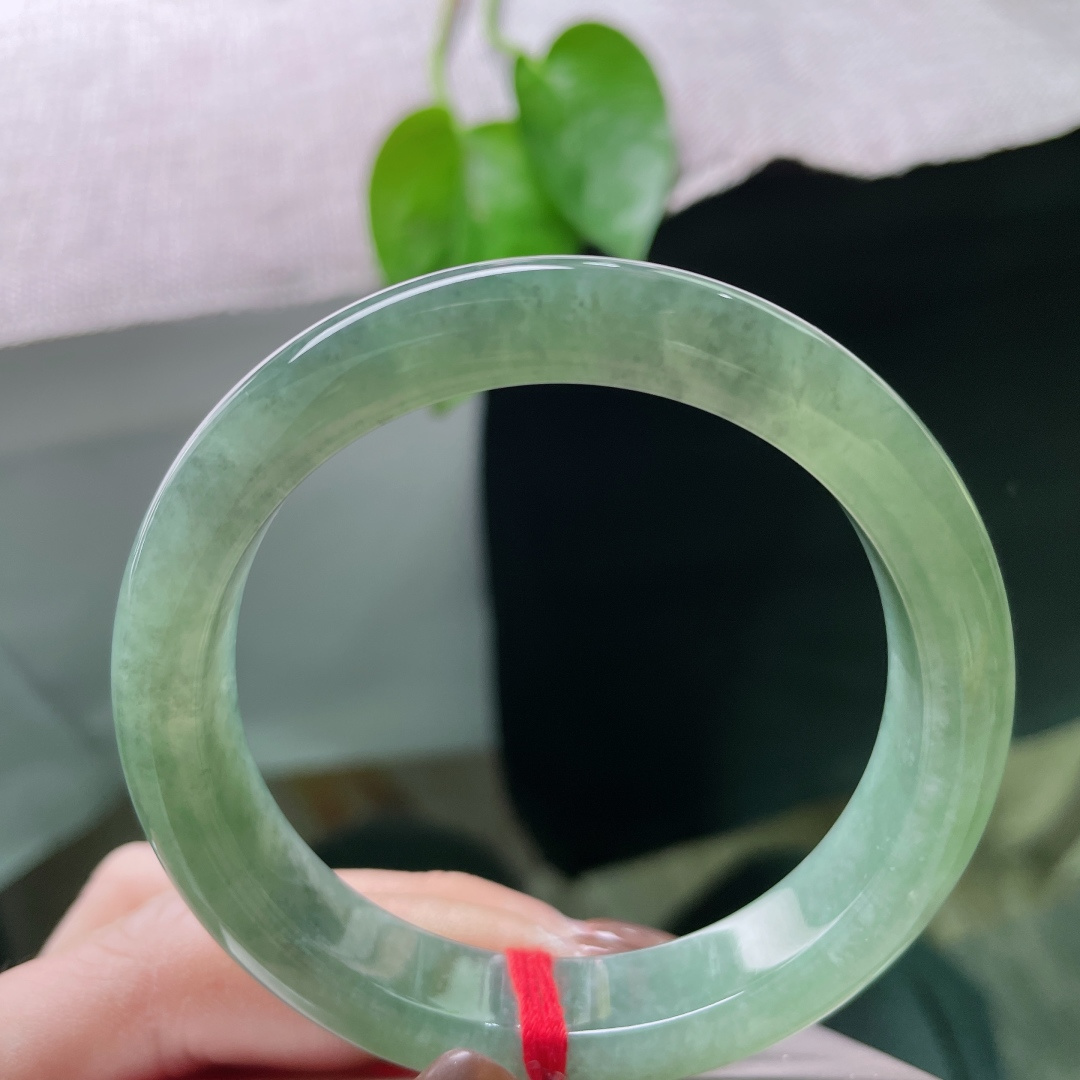 55.5/11.6/7.9，湖水绿正圈，水头好，晶莹玉润，种老，一点皮纹不显，ss49610a