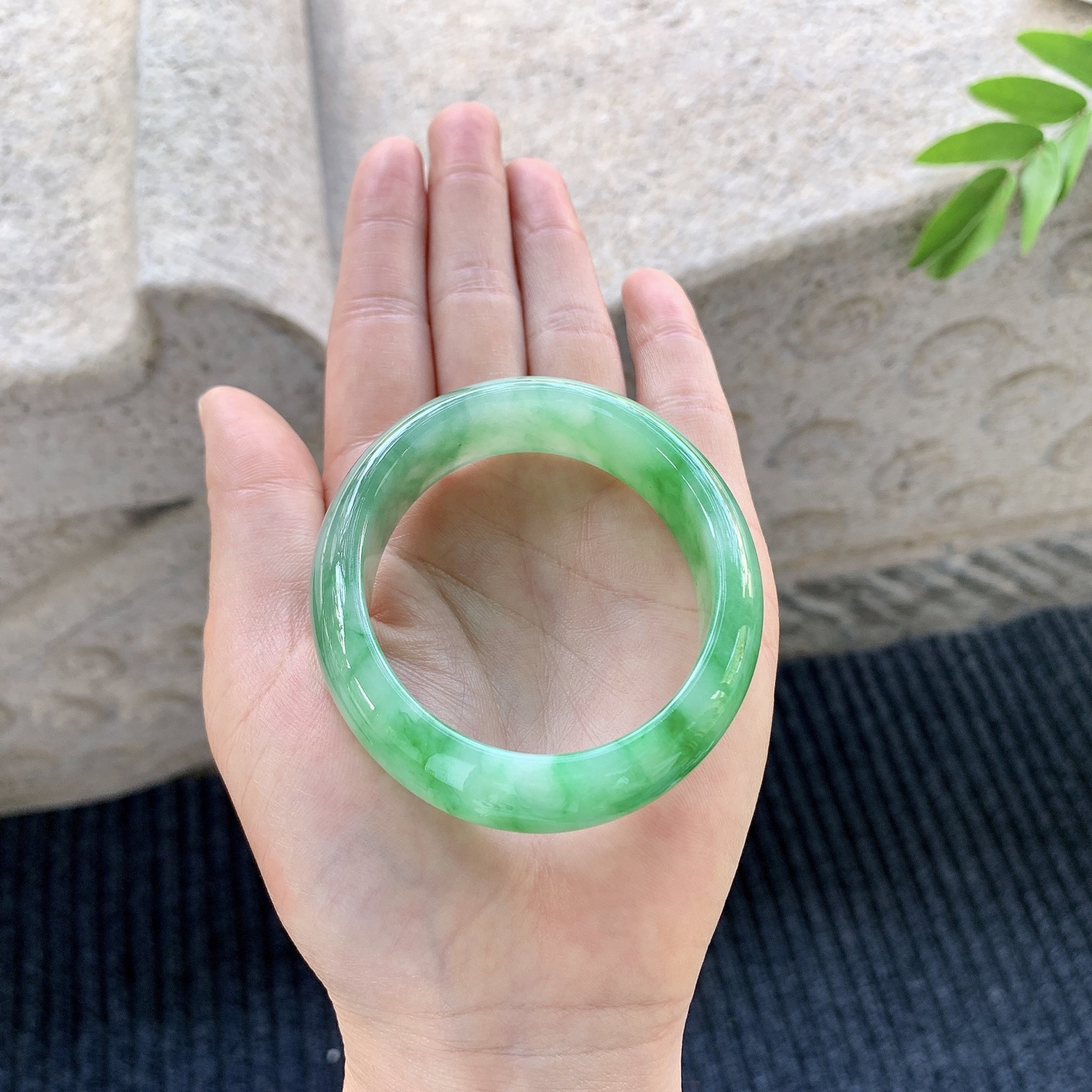 贵妃53 54【圈口】54.5/47.8/14.8/7.8【编码】A1010960【描述】辣绿，水润，种老，细腻，打灯有絮线