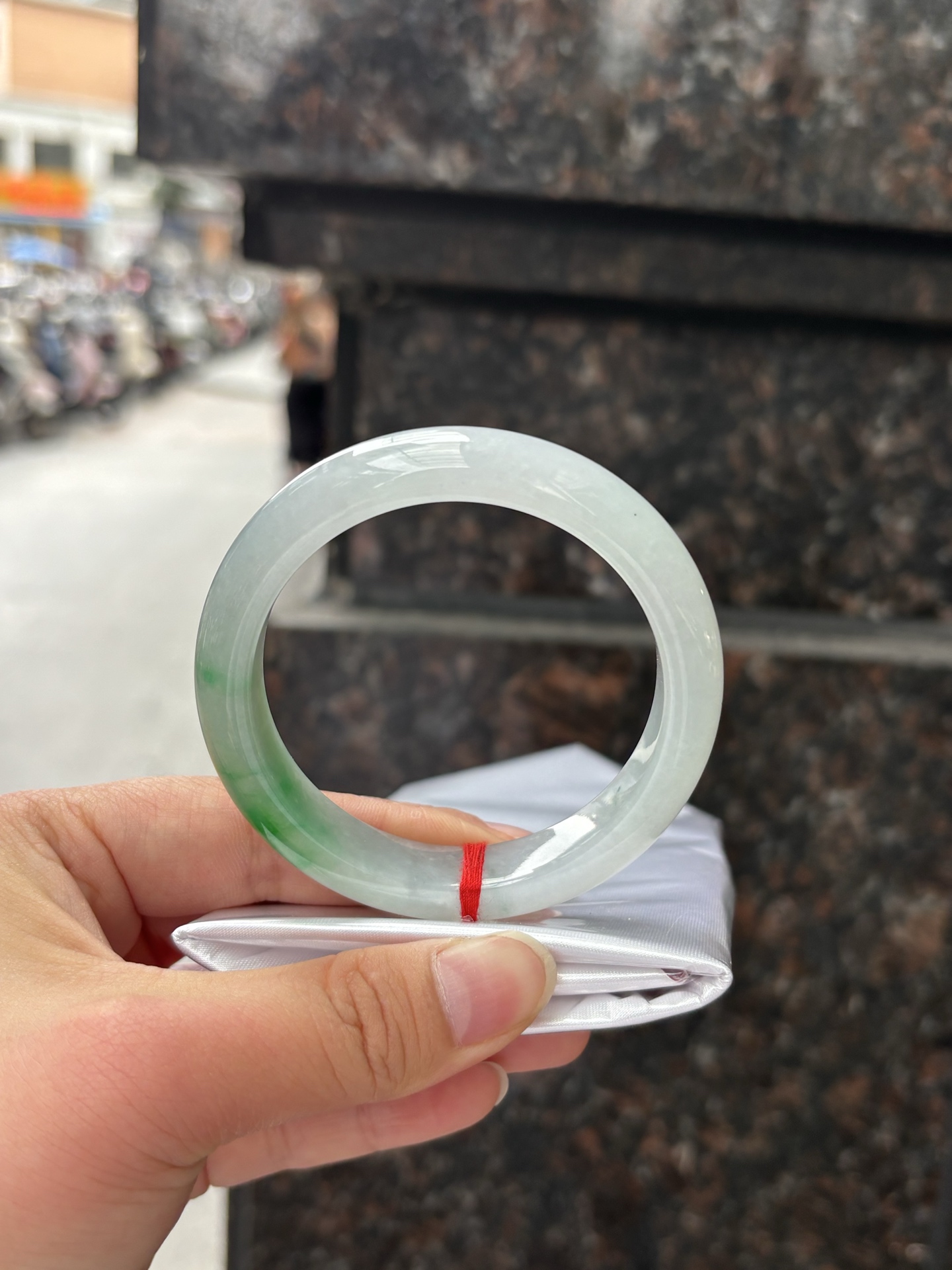 飘阳绿正圈 55-12.1-8.5 0408-N376-1 打灯细纹不影响，阳绿花色泽鲜艳，底妆白净细腻，佩戴亮眼鲜艳又贵气。