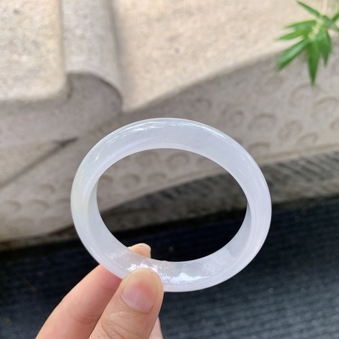 正圈55 56【圈口】55.7/12.5/7.8【编码】Q5031280【描述】飘黄翡飘绿，水润，种老，细腻，打灯有棉线