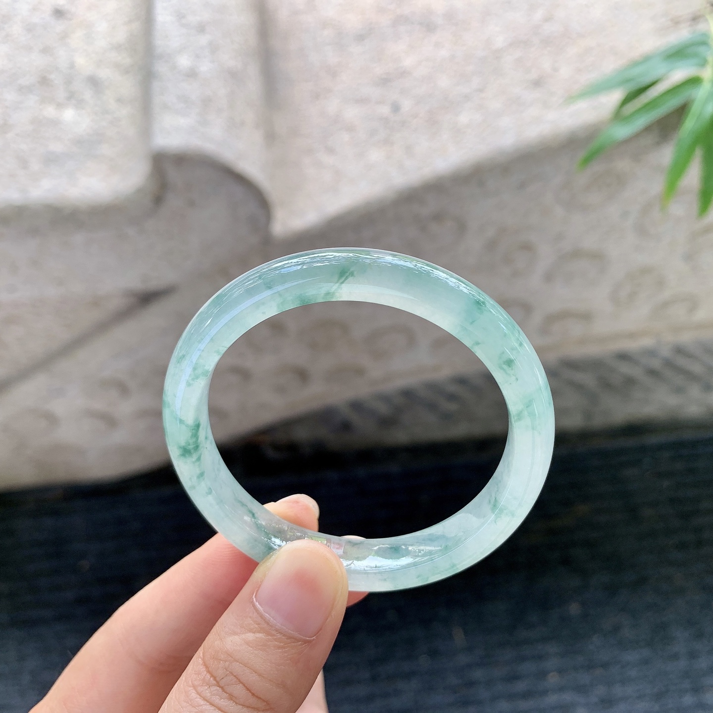 正圈48 49 【圈口】49.3/8.8/6.3 【编码】T1012051 【描述】冰飘花，清透，水润，种老，细腻，打灯有棉纹