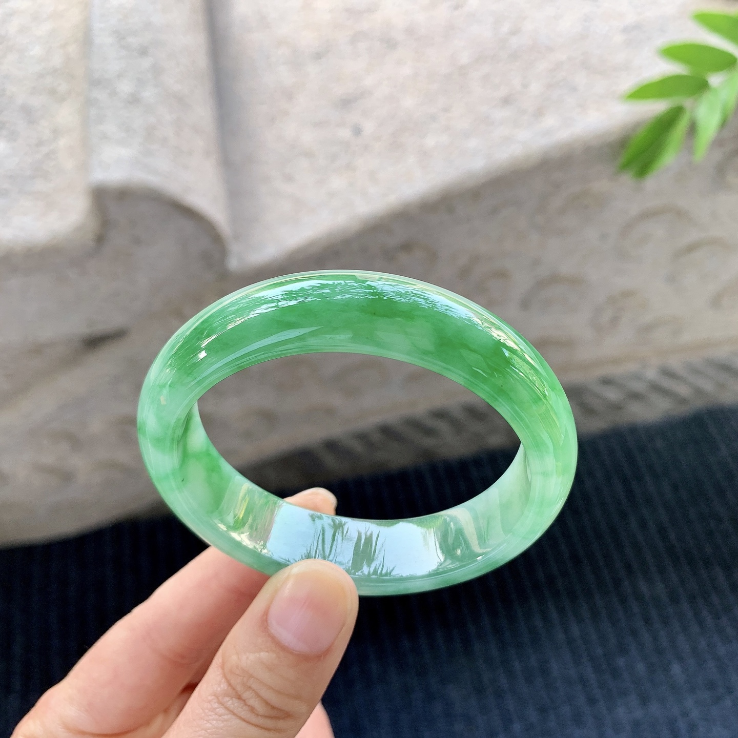 贵妃53 54【圈口】54.5/47.8/14.8/7.8【编码】A1010960【描述】辣绿，水润，种老，细腻，打灯有絮线