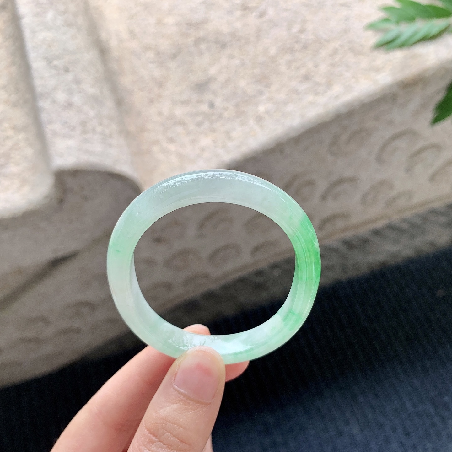 贵妃51 52【圈口】52.2/44/8.7/6.2【编码】GL040946【描述】糯冰种飘绿，水润，种老，细腻，打灯有纹线