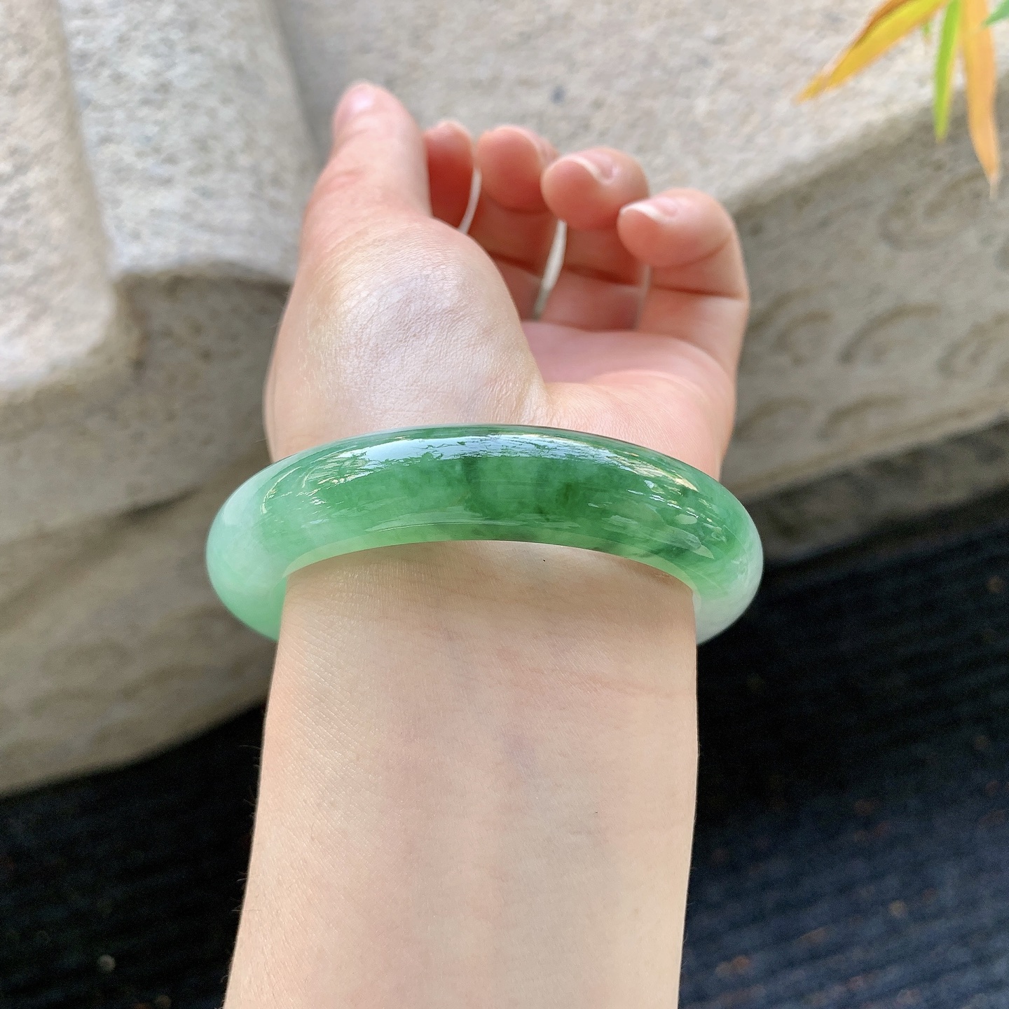 正圈53 54【圈口】54.3/12.5/8.4【编码】YT011951【描述】糯冰飘绿，水润，种老，细腻，打灯有絮线