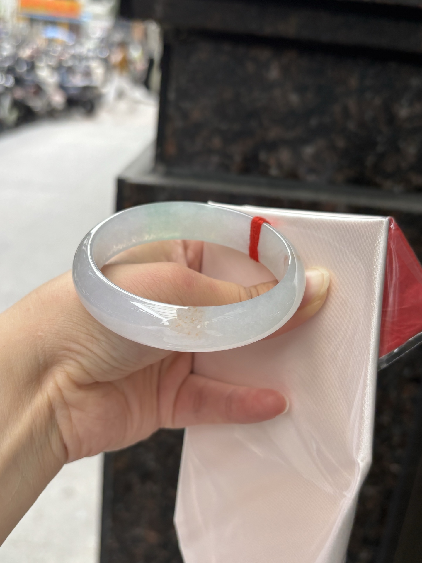 三彩宽版正圈 57.7-14.2-7 0408-N379 ，底妆冰润，春彩洒金，有三彩特色，仿佛彩虹般的色彩，绚丽梦幻，气质清新淡雅，上手靓丽大方。