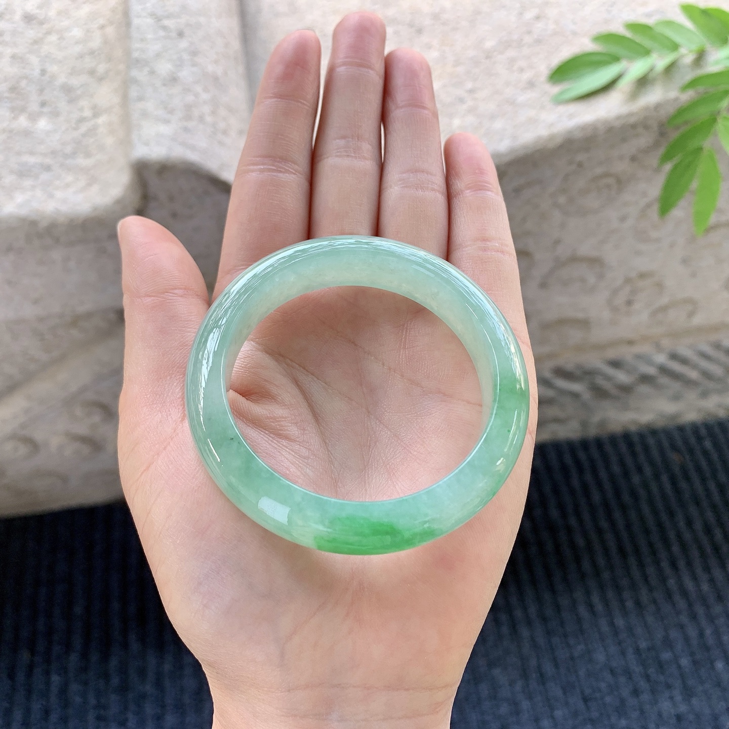 正圈49 50 【圈口】50.3/12.2/8 【编码】YT033059 【描述】糯冰飘绿，水润，种