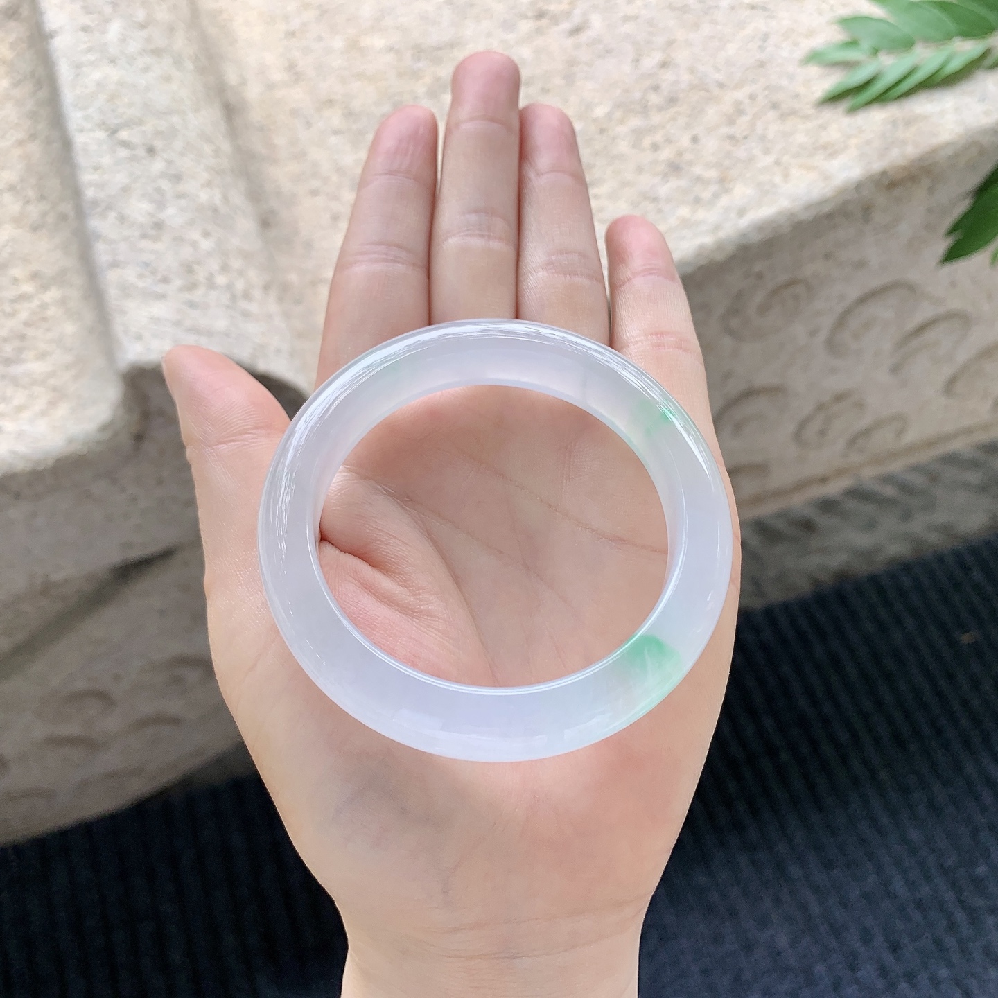 正圈53 54 【圈口】53.5/11.7/8.6 【编码】X040937 【描述】冰飘绿，水润，种老，细腻，打灯有棉纹线