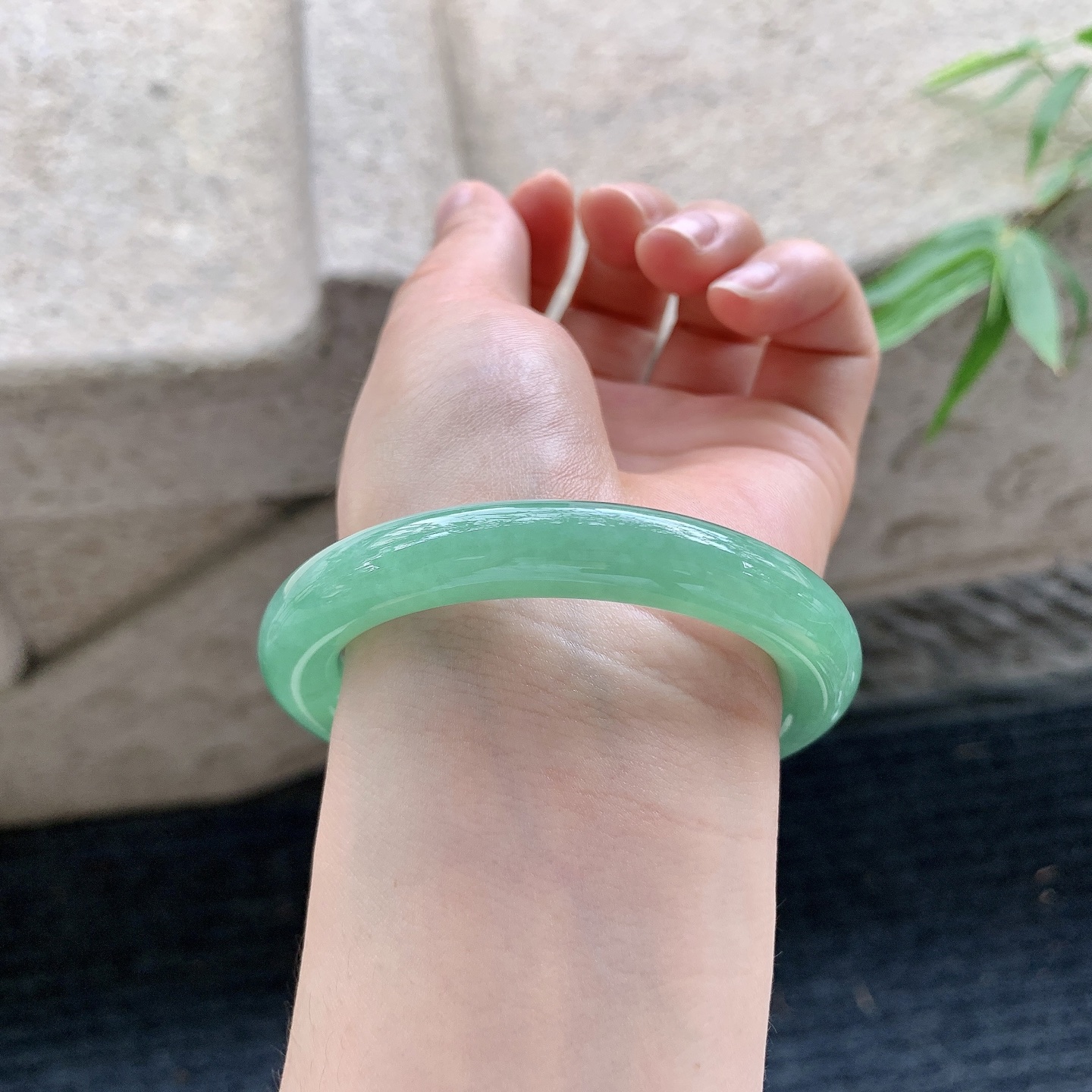 圆条51 52【圈口】52.8/9.8/9.7【编码】FL040367【描述】满绿，水润，种老，有纹线