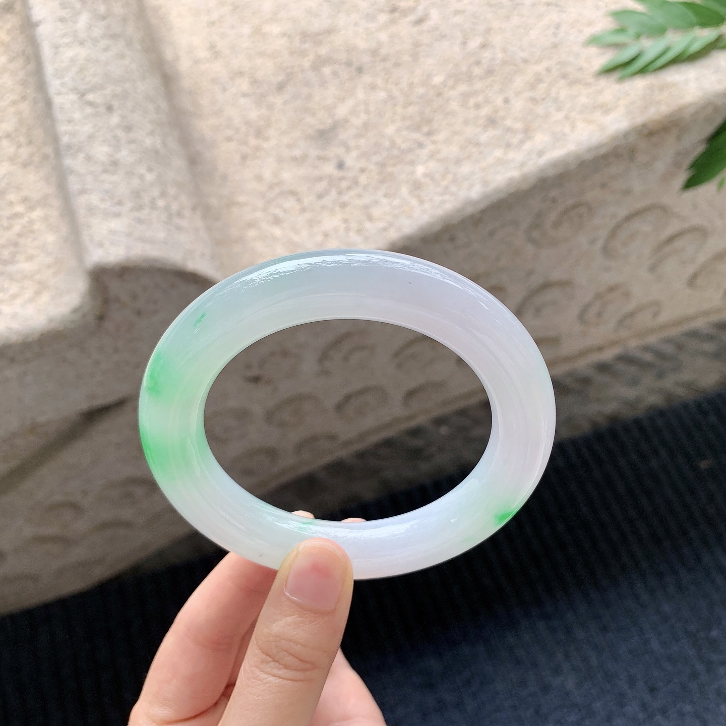 圆条59 60【圈口】60.2/12.3/12.5【编码】BA040907【描述】细糯飘绿，水润，种老，细腻，有纹线