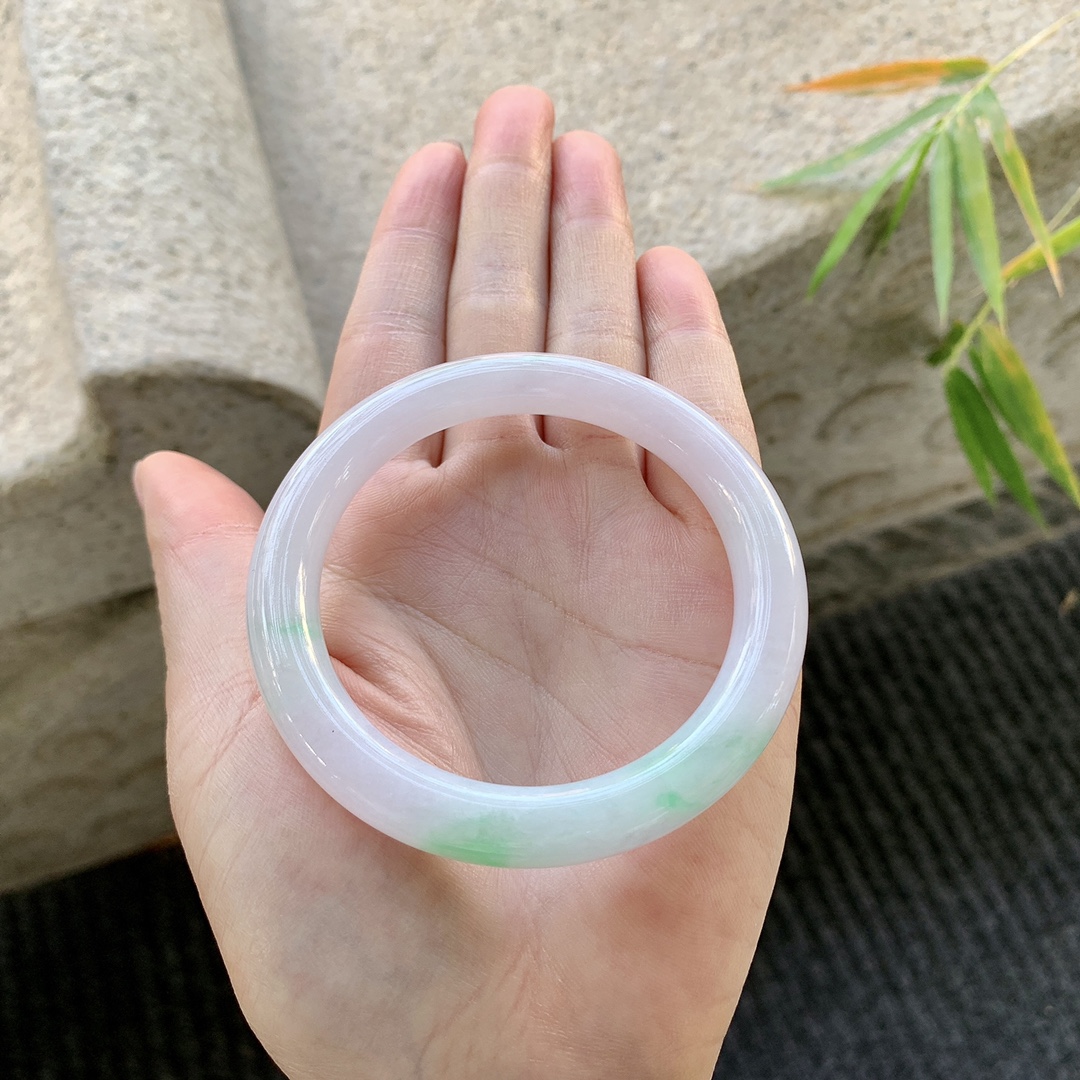 圆条52 53【圈口】53.2/9/8.9【编码】Q5035972【描述】春彩，水润，种老，细腻，无纹裂