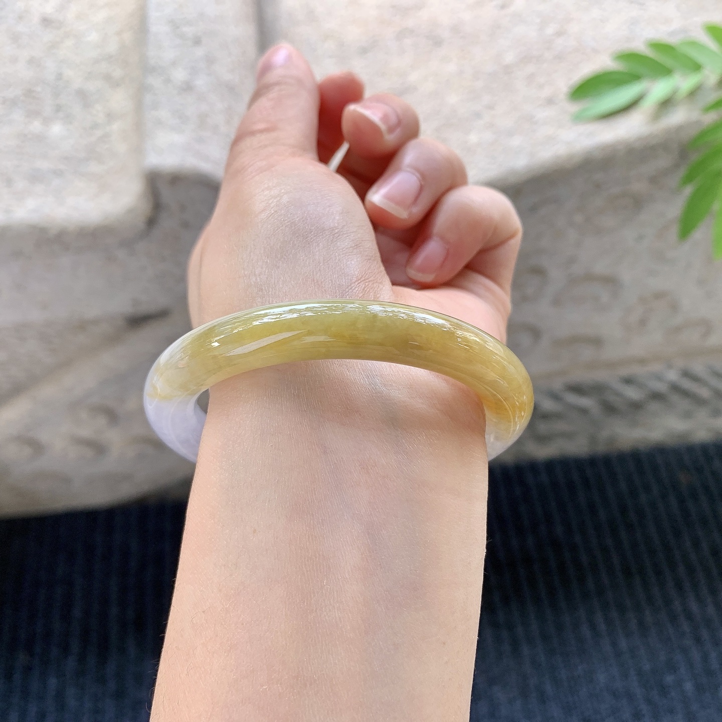 圆条52 53【圈口】53.4/9.1/9【编码】BA031061【描述】双彩，黄翡，水润，种老，细腻，打灯有絮线