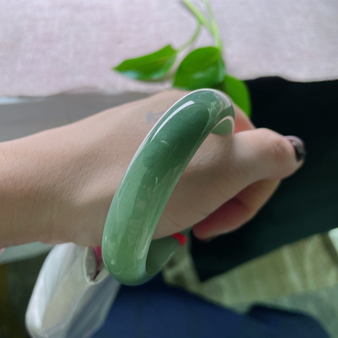 53.7/13.4/6.8。油青正圈，水润细腻，种老，佩戴沉稳，一点皮纹不显，ss49223a