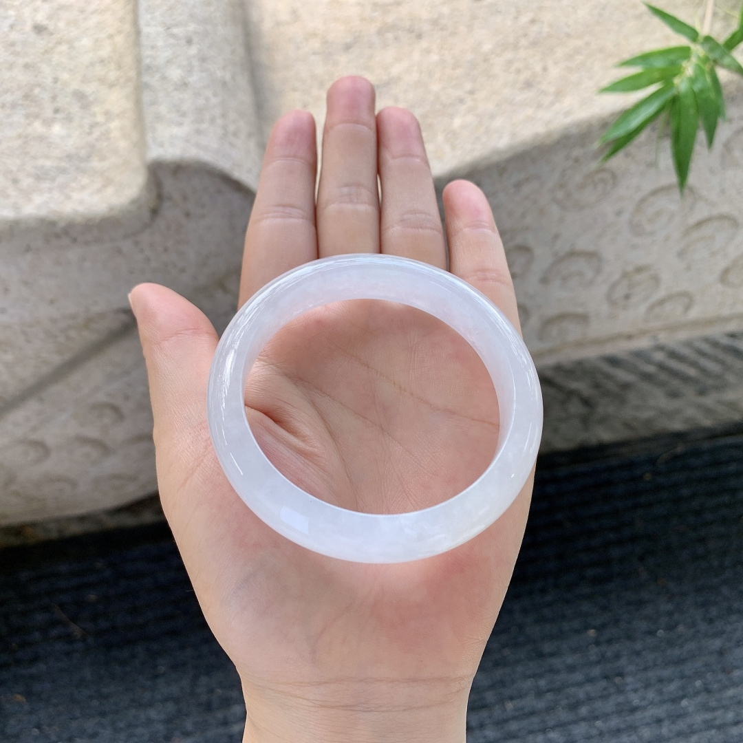 正圈55 56【圈口】55.7/12.5/7.8【编码】Q5031280【描述】飘黄翡飘绿，水润，种老，细腻，打灯有棉线