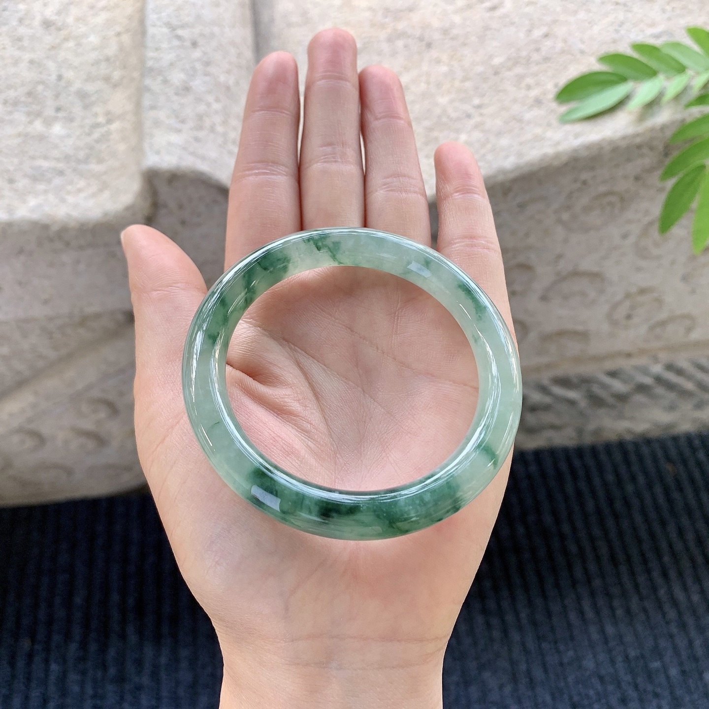 圆条54 55 【圈口】55/9/9 【编码】A1031168 【描述】冰糯飘花，水润，种老，细腻，