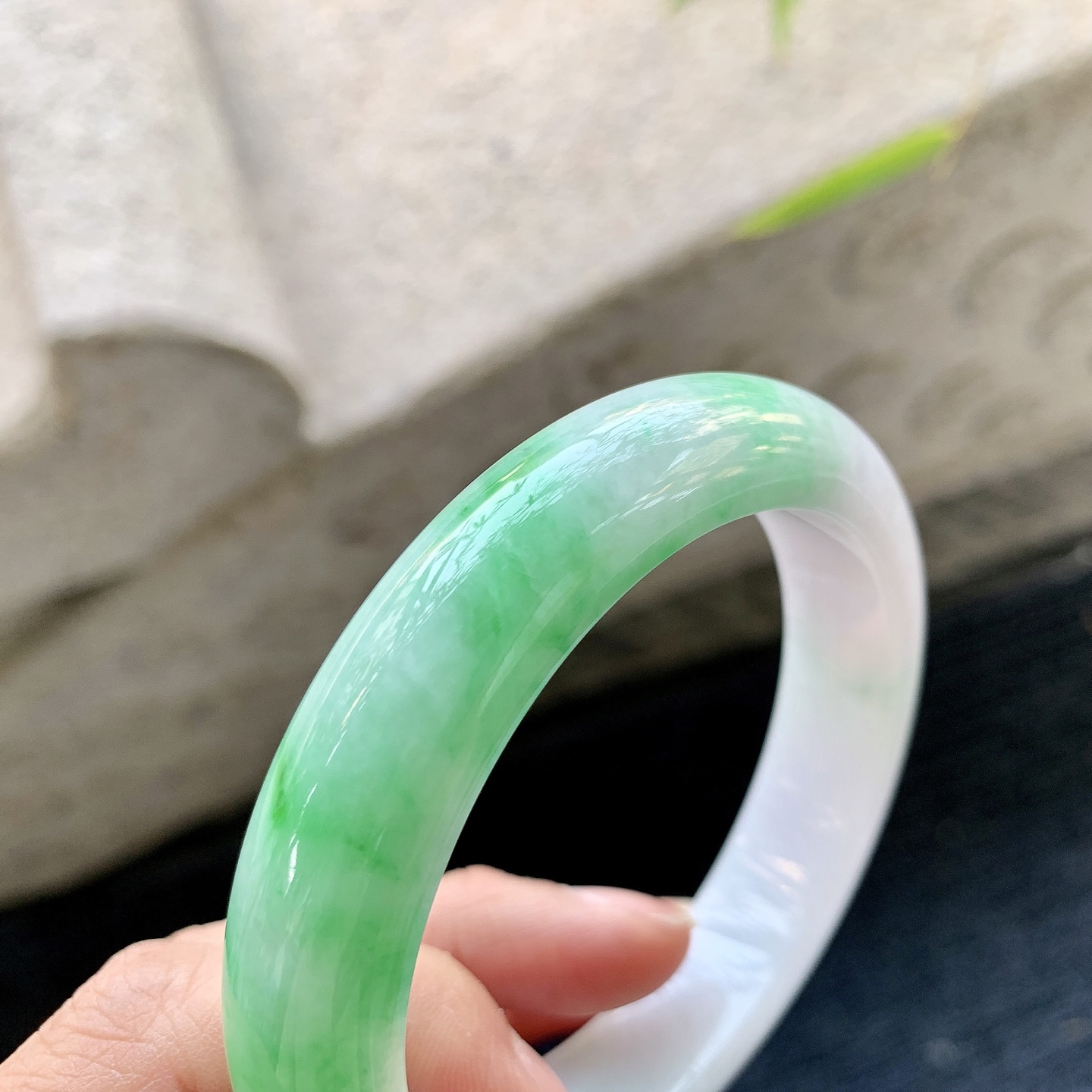 正圈 57 58【圈口】58.4/12.8/9【编码】BA011179【描述】糯冰飘阳绿，水润，种老，细腻，有棉纹线