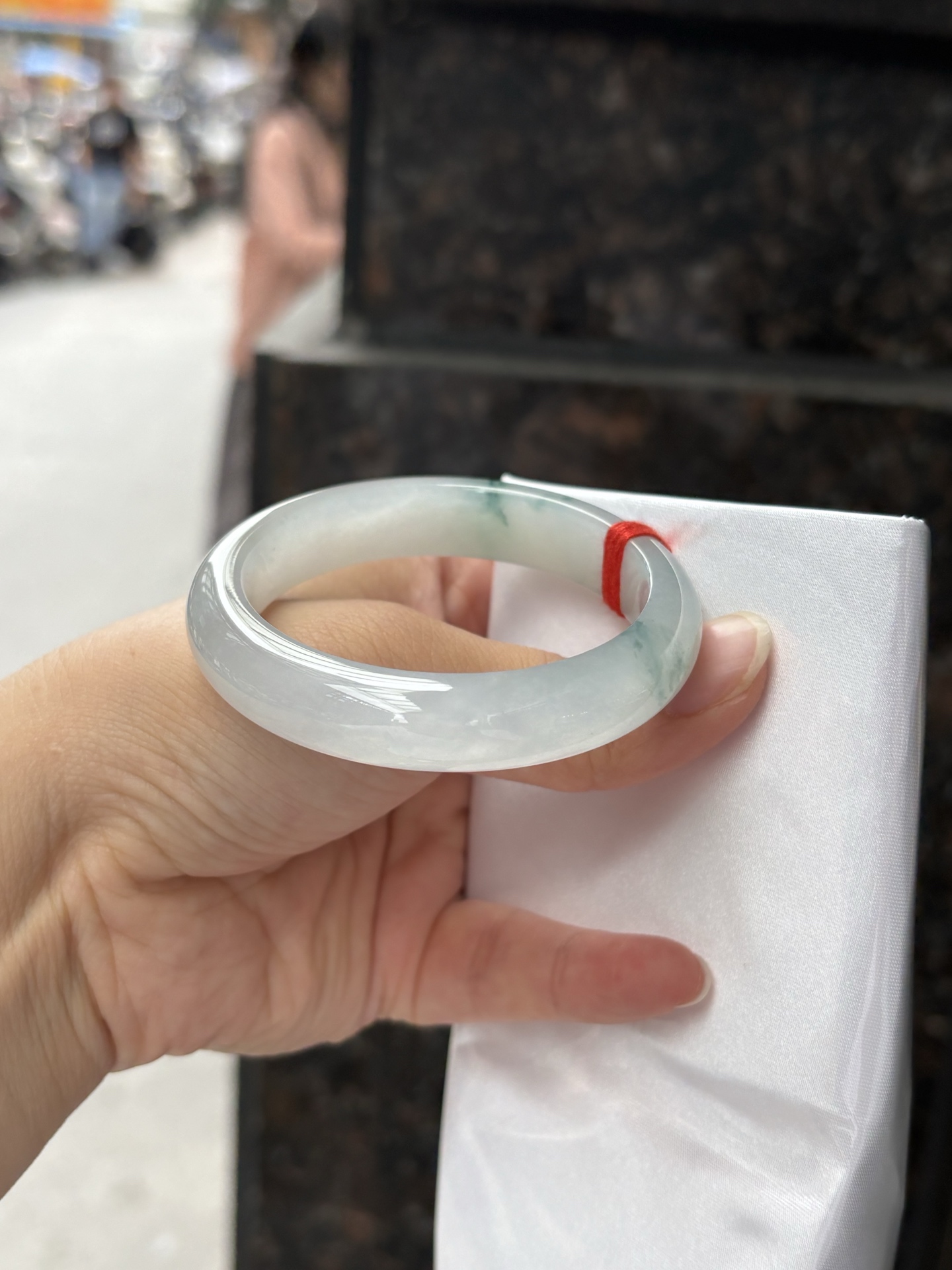 冰飘花正圈 50.2-11.5-7.8 0408-2A91 打灯棉线，底妆水润细腻，冰底中开出了朵朵兰花，飘花灵动飘逸，勾勒出一幅唯美诗意的山水意境画，古典优雅又秀气