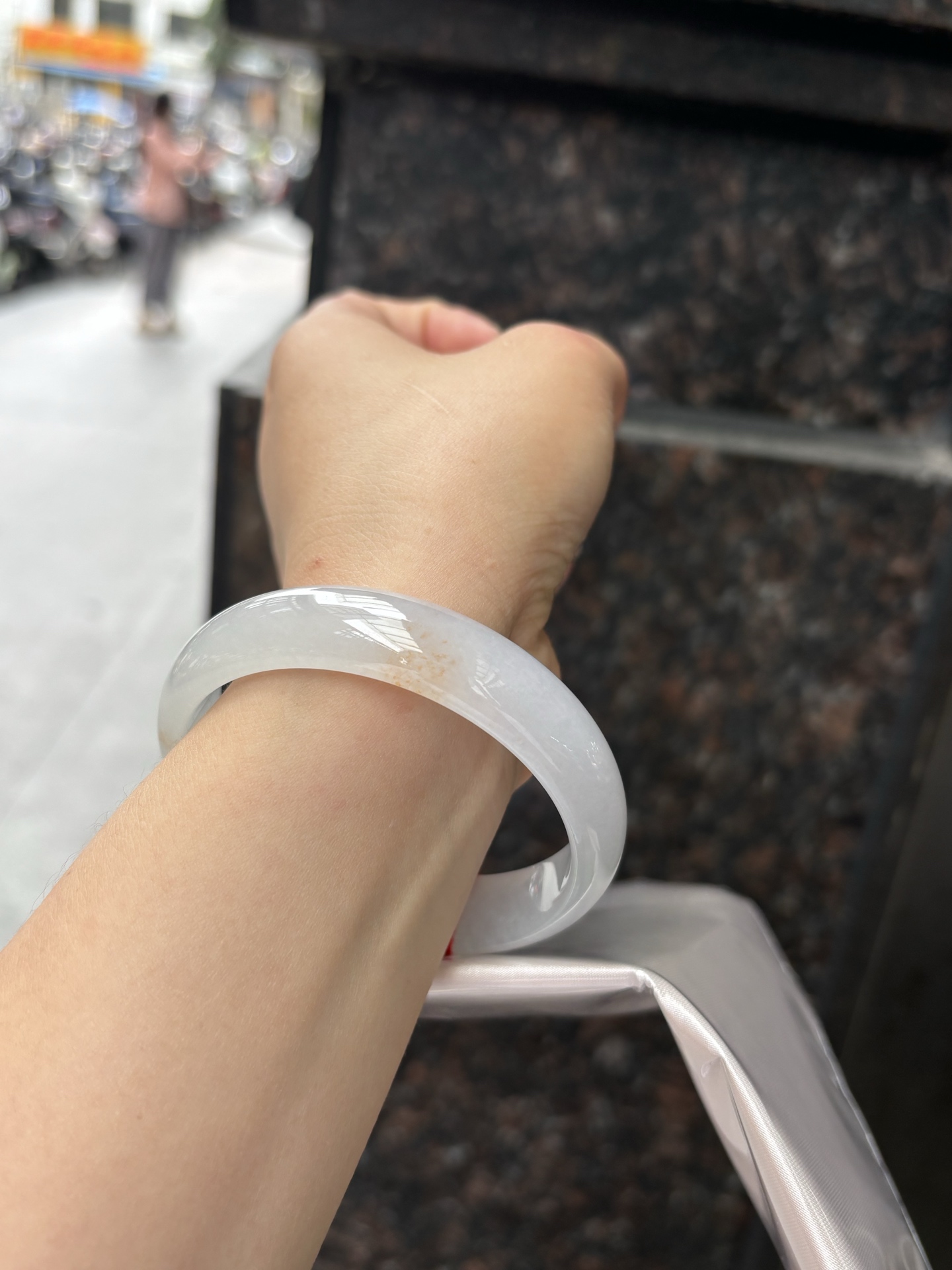 三彩宽版正圈 57.7-14.2-7 0408-N379 ，底妆冰润，春彩洒金，有三彩特色，仿佛彩虹般的色彩，绚丽梦幻，气质清新淡雅，上手靓丽大方。