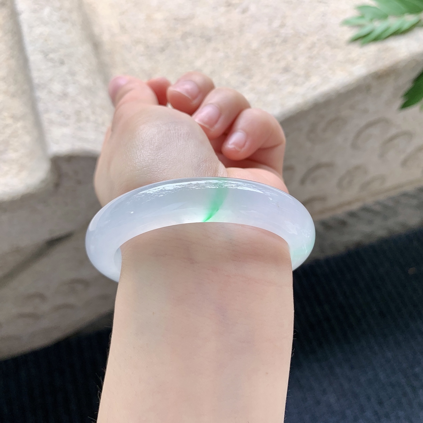 正圈53 54 【圈口】53.5/11.7/8.6 【编码】X040937 【描述】冰飘绿，水润，种老，细腻，打灯有棉纹线