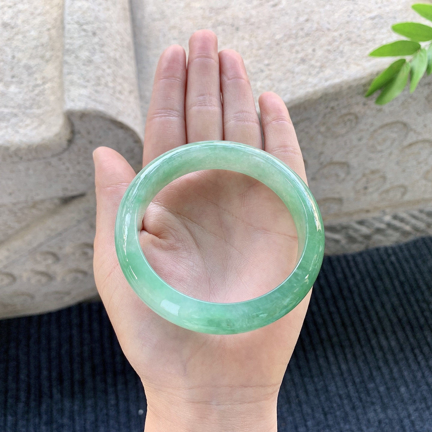 正圈58 59【圈口】59.2/13.8/8.3【万【编码】GF120611【描述】飘绿，水润，种老，细腻，打灯有絮线