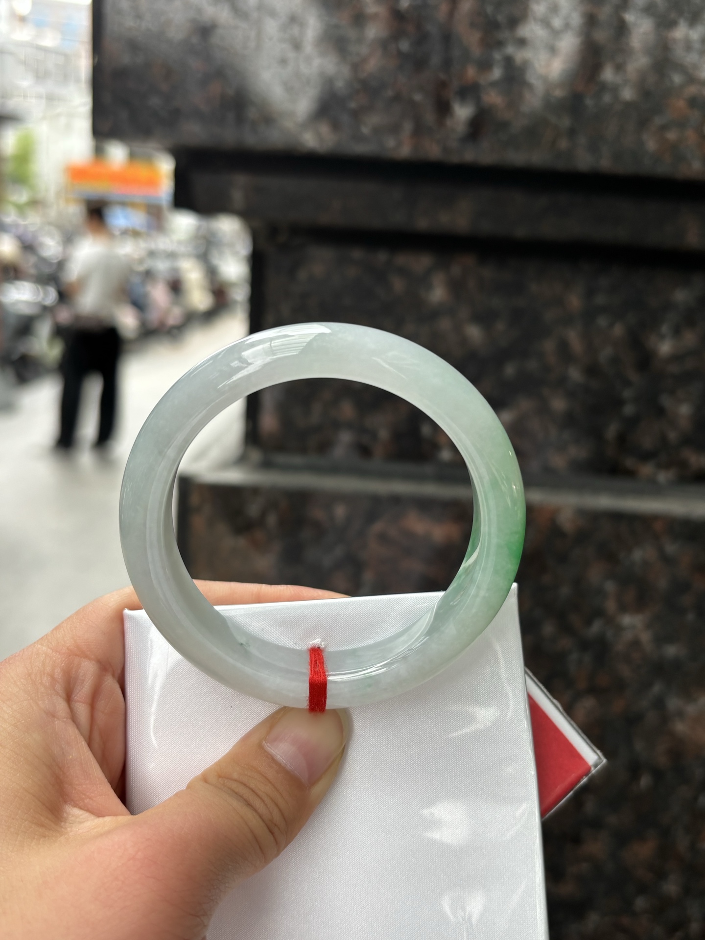 飘阳绿正圈 55-12.1-8.5 0408-N376-1 打灯细纹不影响，阳绿花色泽鲜艳，底妆白净细腻，佩戴亮眼鲜艳又贵气。