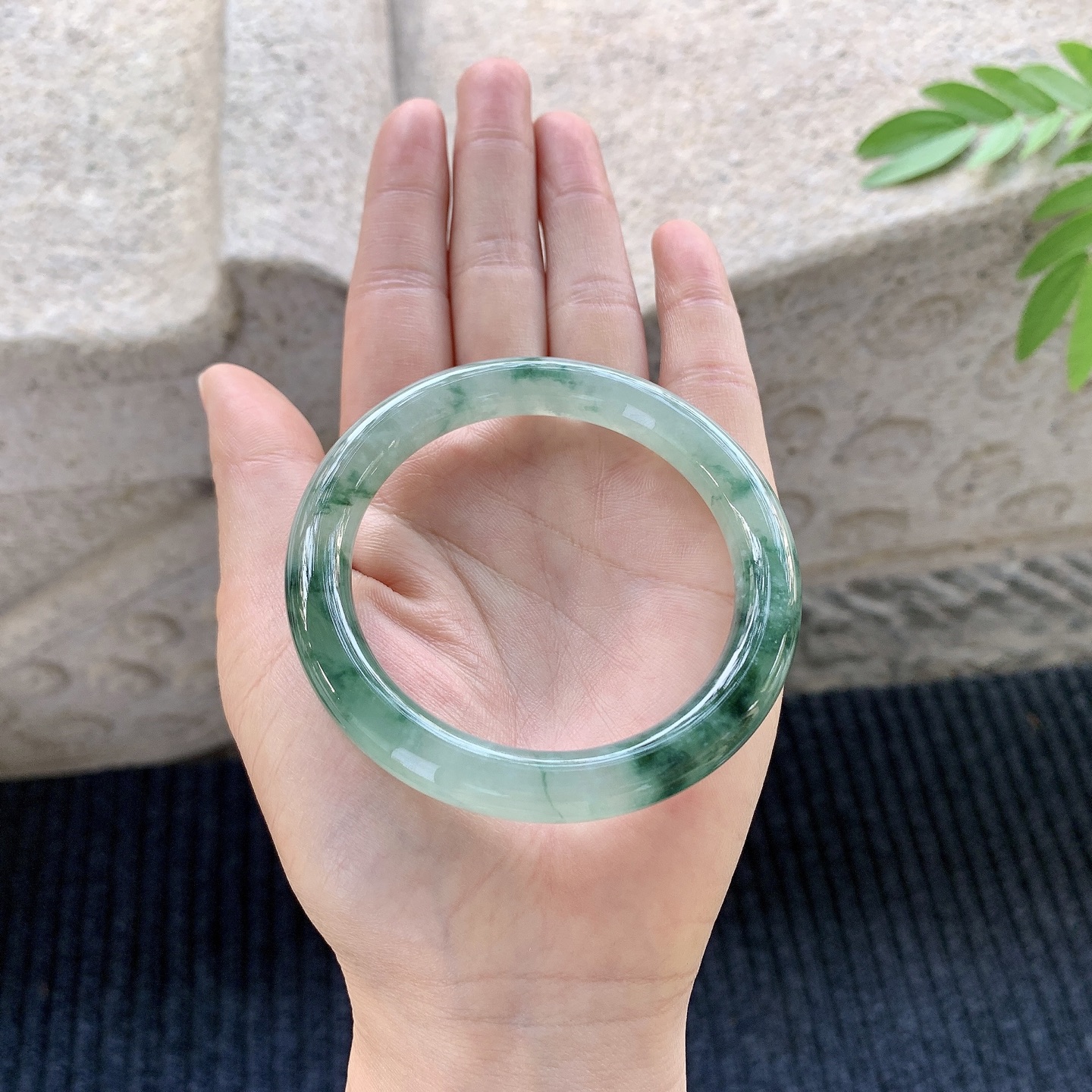 圆条54 55 【圈口】55/9/9 【编码】A1031168 【描述】冰糯飘花，水润，种老，细腻，无纹裂