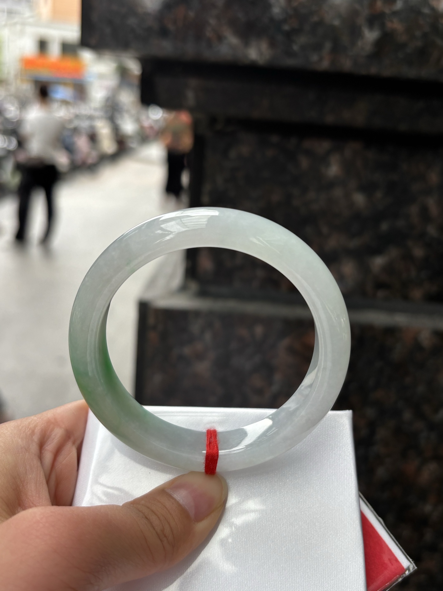 飘阳绿正圈 55-12.1-8.5 0408-N376-1 打灯细纹不影响，阳绿花色泽鲜艳，底妆白净细腻，佩戴亮眼鲜艳又贵气。