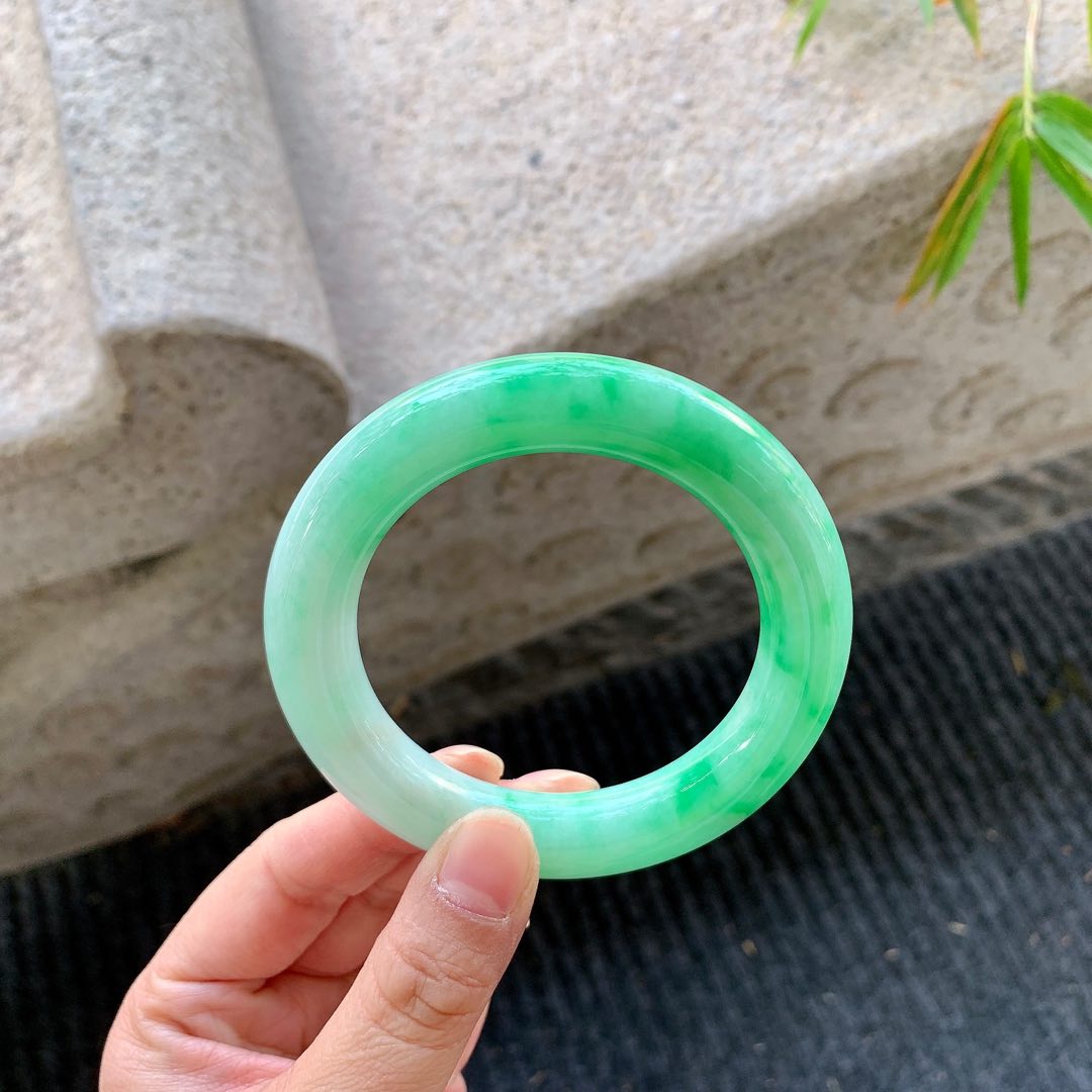 圆条53 54【圈口】54/11.4/11.7【编码】BA040580【描述】阳绿，水润，种老，细腻，有纹线