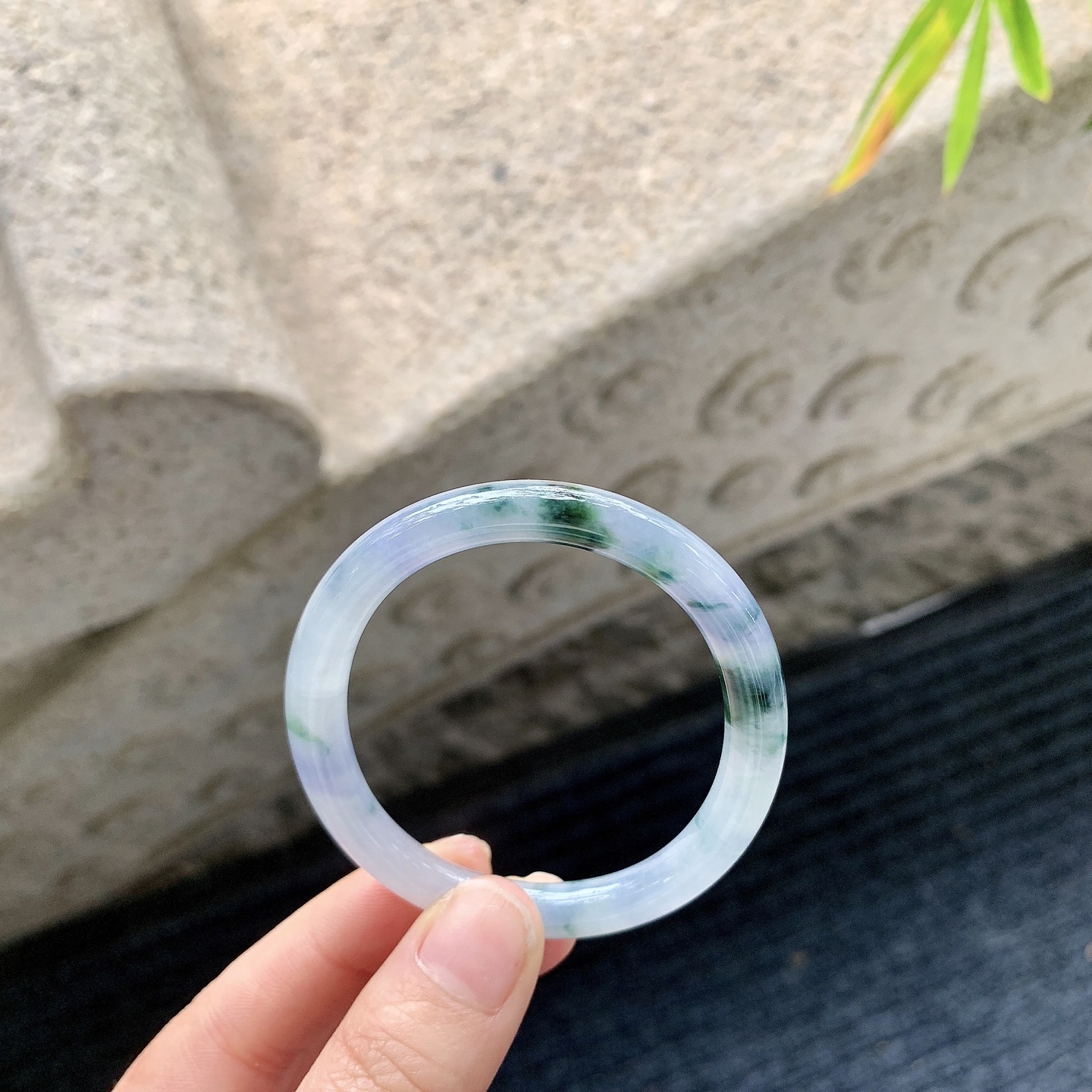 贵妃49 50 【圈口】52.5/44.5/6.7/6.5 【编码】B2041081 【描述】紫罗兰飘花，水润，种老，细腻，打灯有纹线