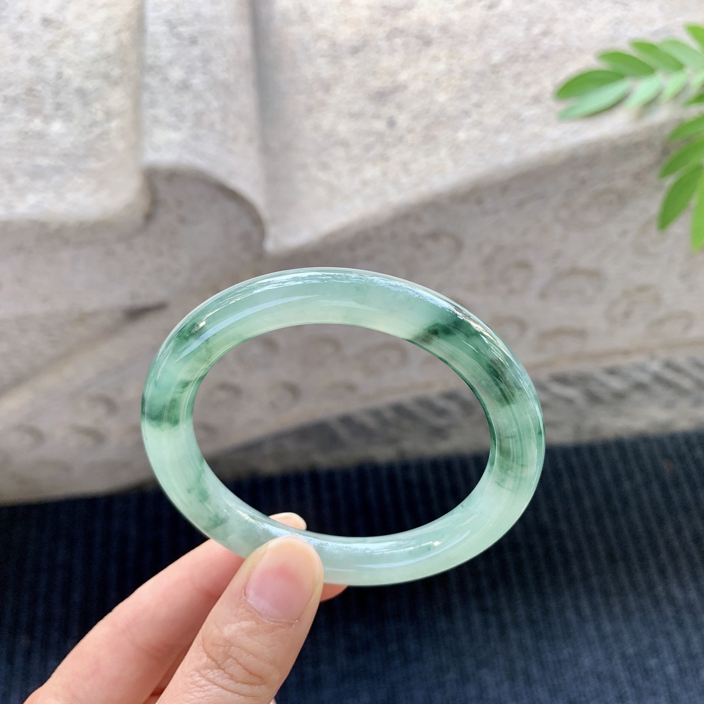 圆条54 55 【圈口】55/9/9 【编码】A1031168 【描述】冰糯飘花，水润，种老，细腻，无纹裂