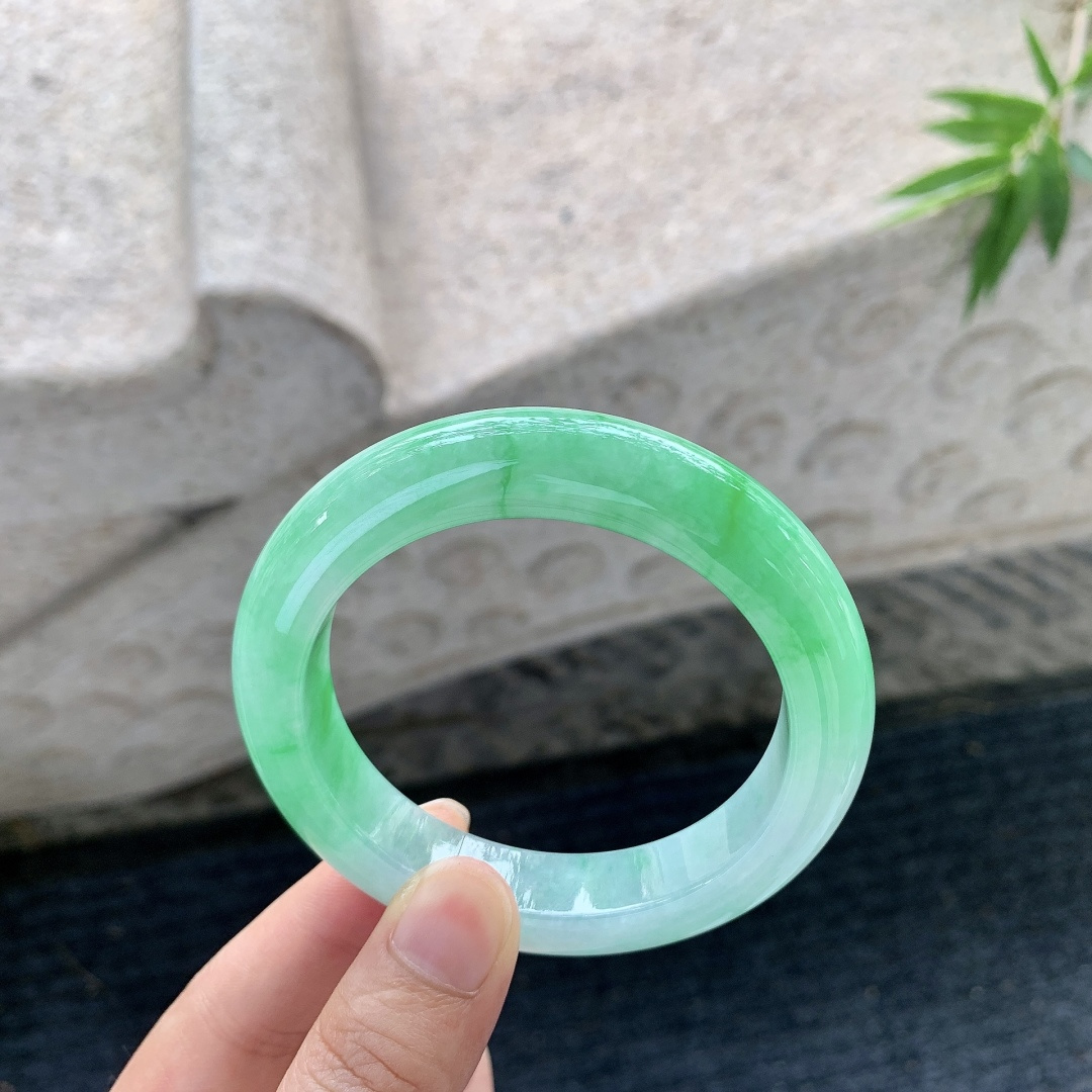 正圈54 55【圈口】55/12/10【编码】YT031568【描述】阳绿，水润，种老，细腻，无纹裂