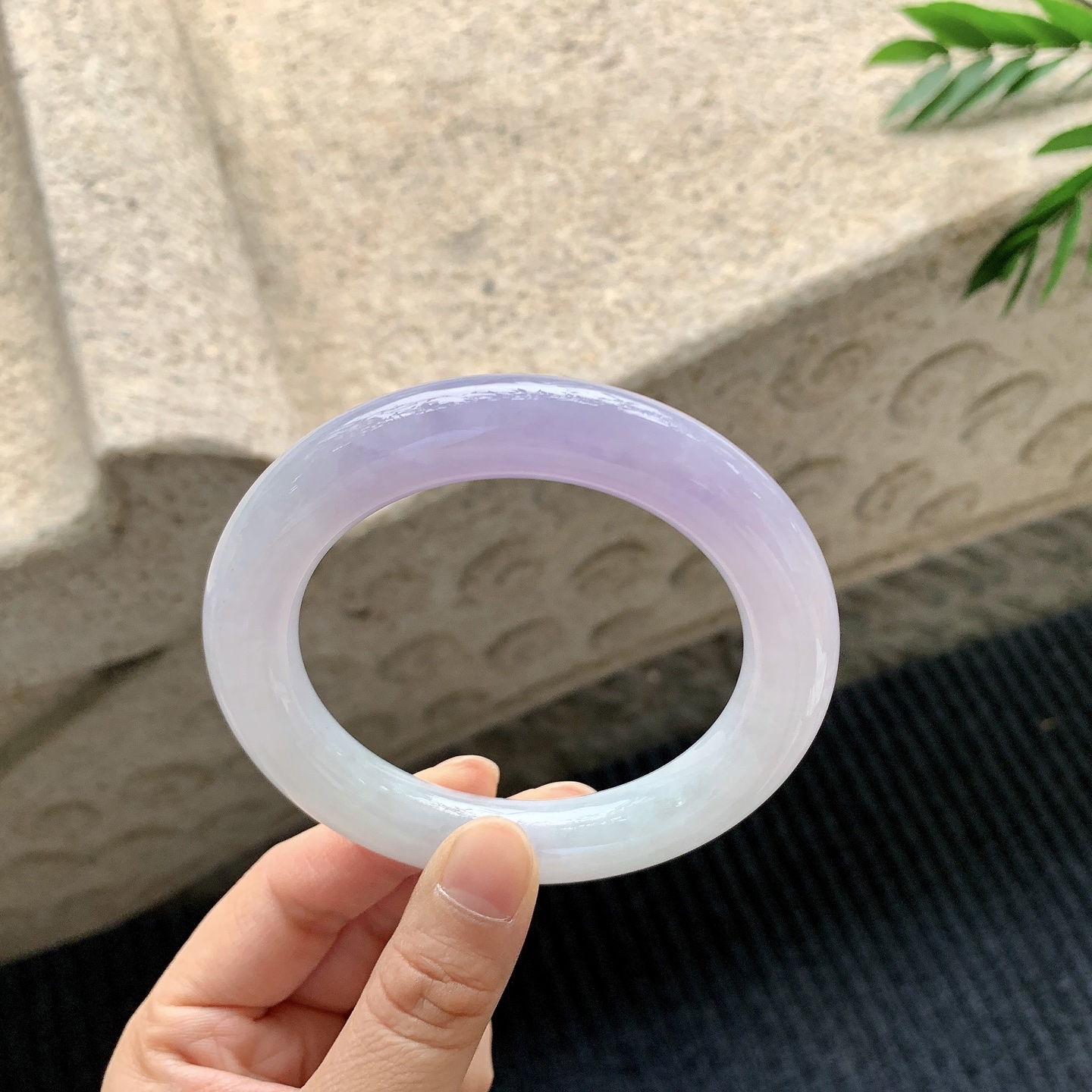 圆条57 58【圈口】58.7/12/11.8【编码】BA040909【描述】糯冰艳紫，水润，种老，细腻，有纹线