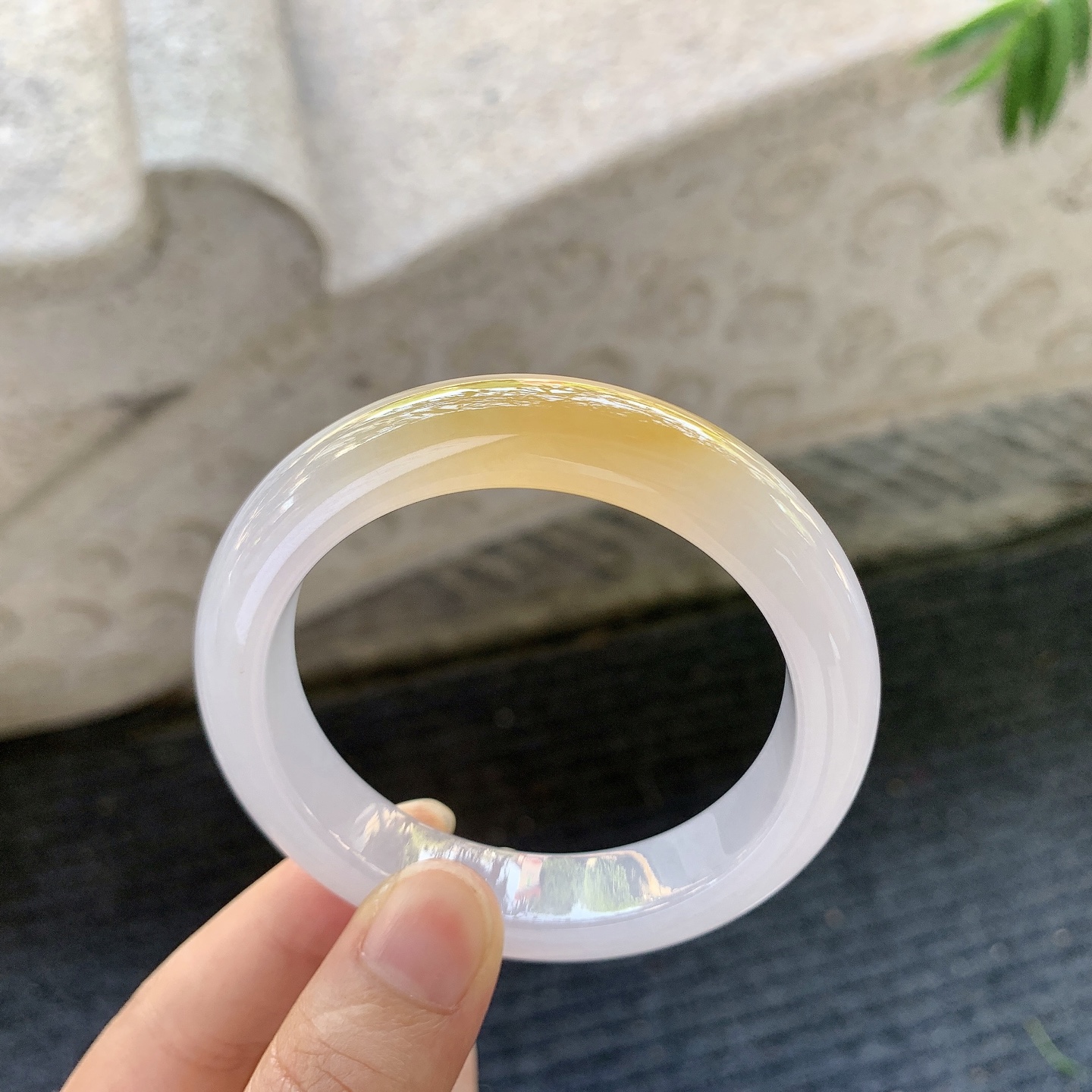 正圈52 53【圈口】53.2/12.3/8.7【】【编码】A1041073【描述】冰糯粉紫飘黄翡，水润，种老，细腻，无纹裂