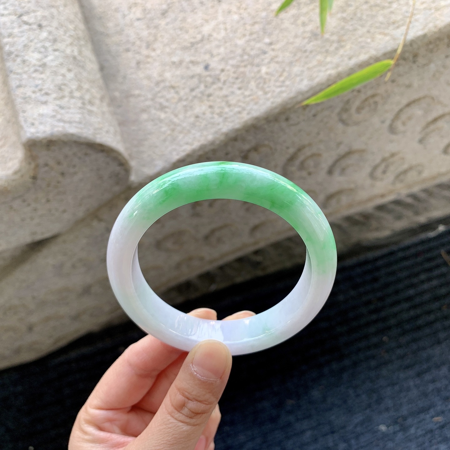 正圈 57 58【圈口】58.4/12.8/9【编码】BA011179【描述】糯冰飘阳绿，水润，种老，细腻，有棉纹线