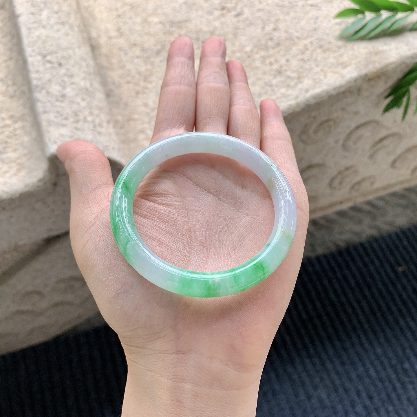 圆条51 52【圈口】52.6/8/8【编码】T6040917【描述】细糯飘阳绿，水润，种老，细腻，打灯有纹线