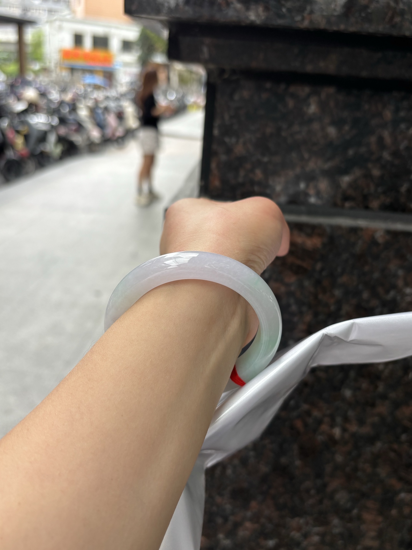 春彩正圈 55.6-11.3-9 0408-N376-2 打灯多处棉纹，底妆干净细腻，阳绿花色碰上梦幻般的春，像是融化了的春天，所有的美好交织在一起，让人心生宁静而淡淡的欢喜