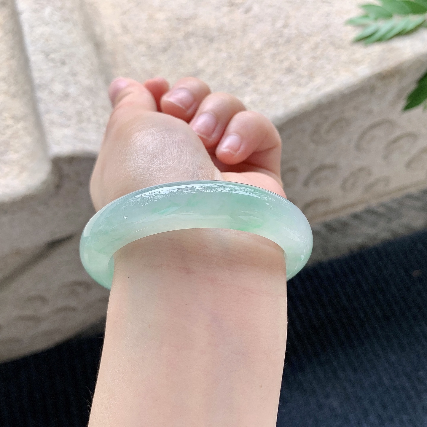 正圈52 53【圈口】53.3/12.3/8.7【编码】GJ040901【描述】冰阳绿，清透，水润，种老，细腻，打灯有棉线