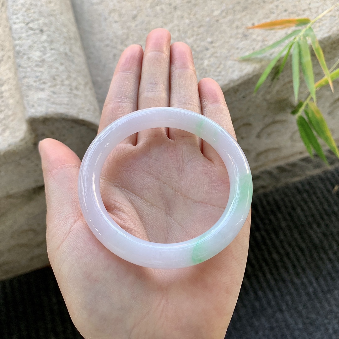 圆条52 53【圈口】53.2/9/8.9【编码】Q5035972【描述】春彩，水润，种老，细腻，无纹裂