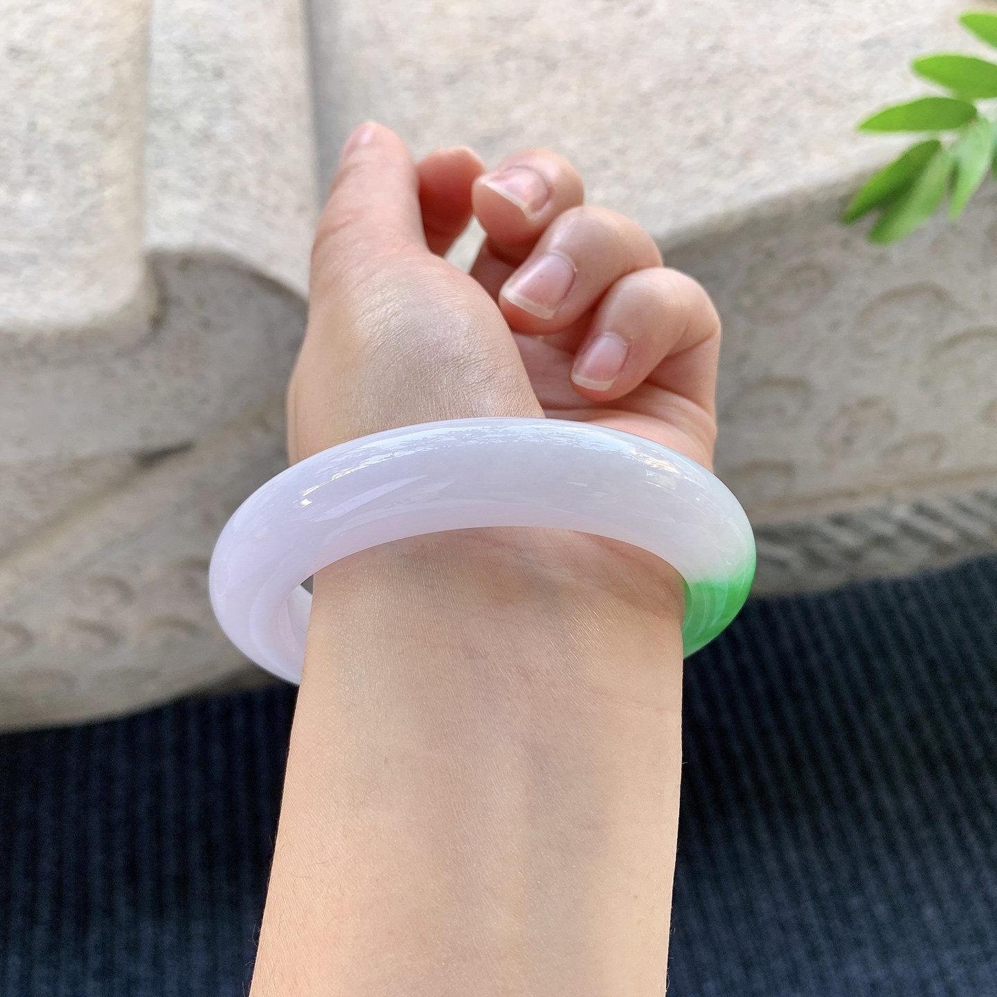 正圈57 58 【圈口】57.8/12.8/10 【编码】BA032960 【描述】糯冰椿彩，水润，种老，细腻，打灯有纹线